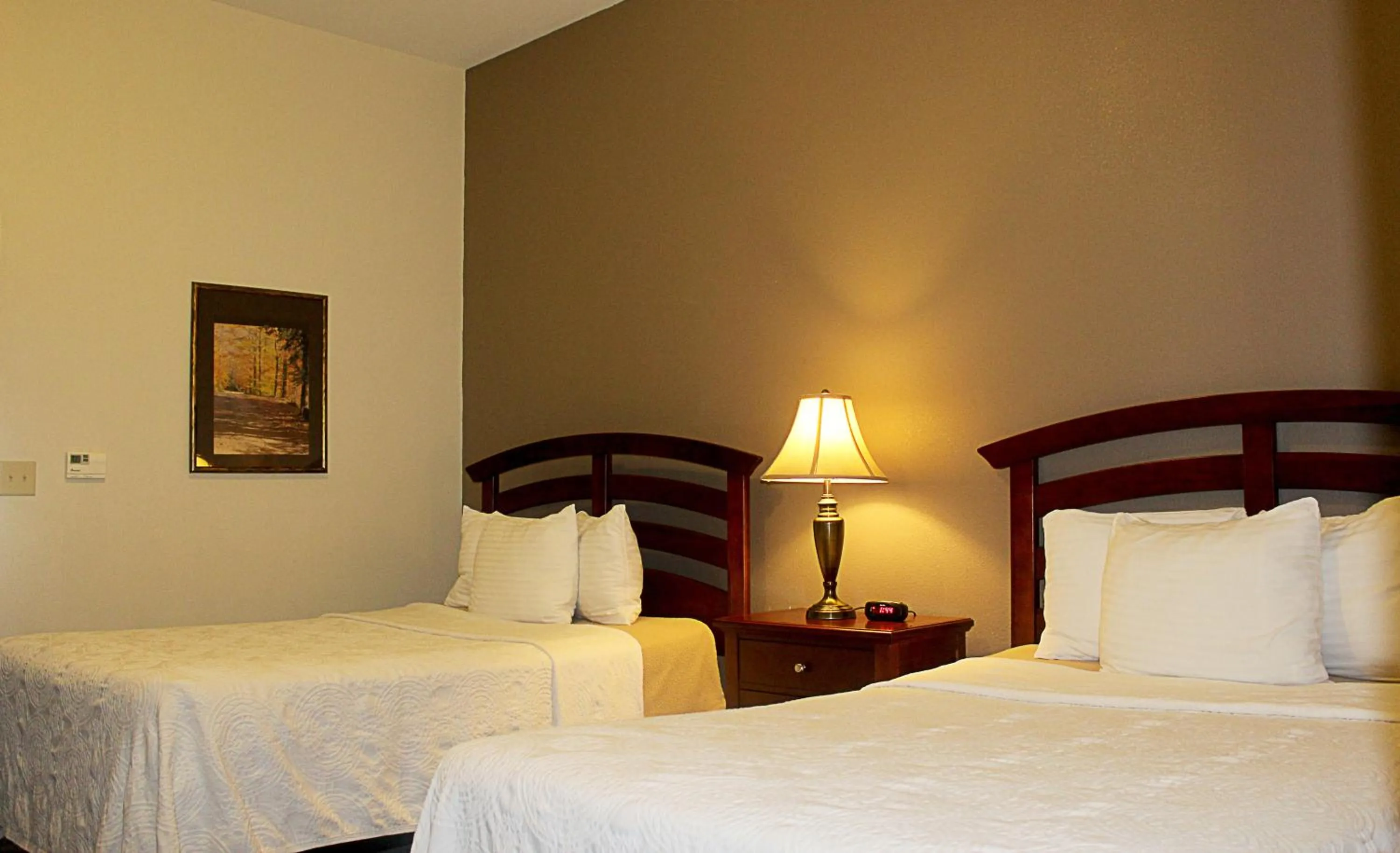 Bedroom, Bed in Crystal Springs Inn and Suites