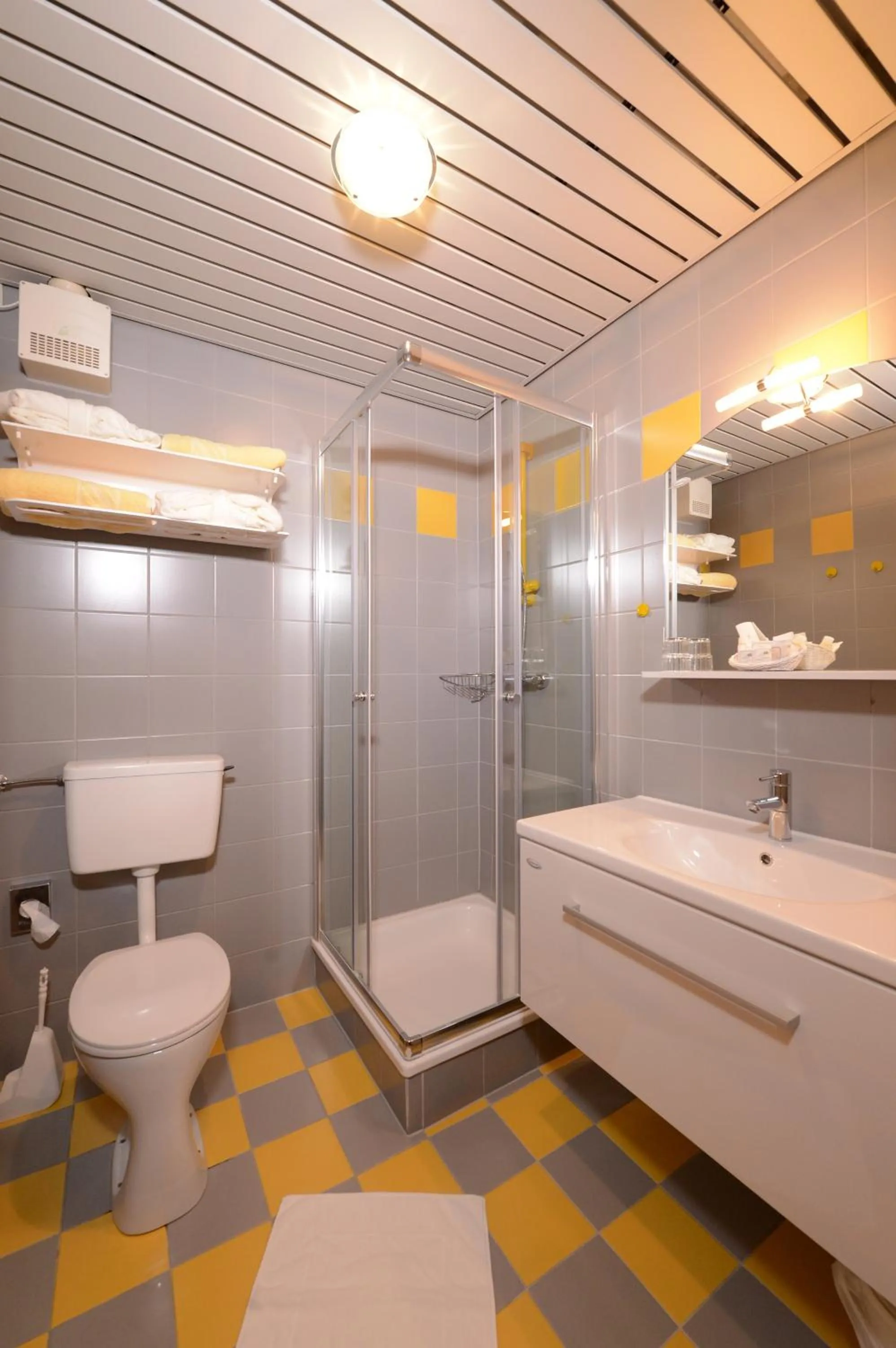 Shower in Strandhotel Faak