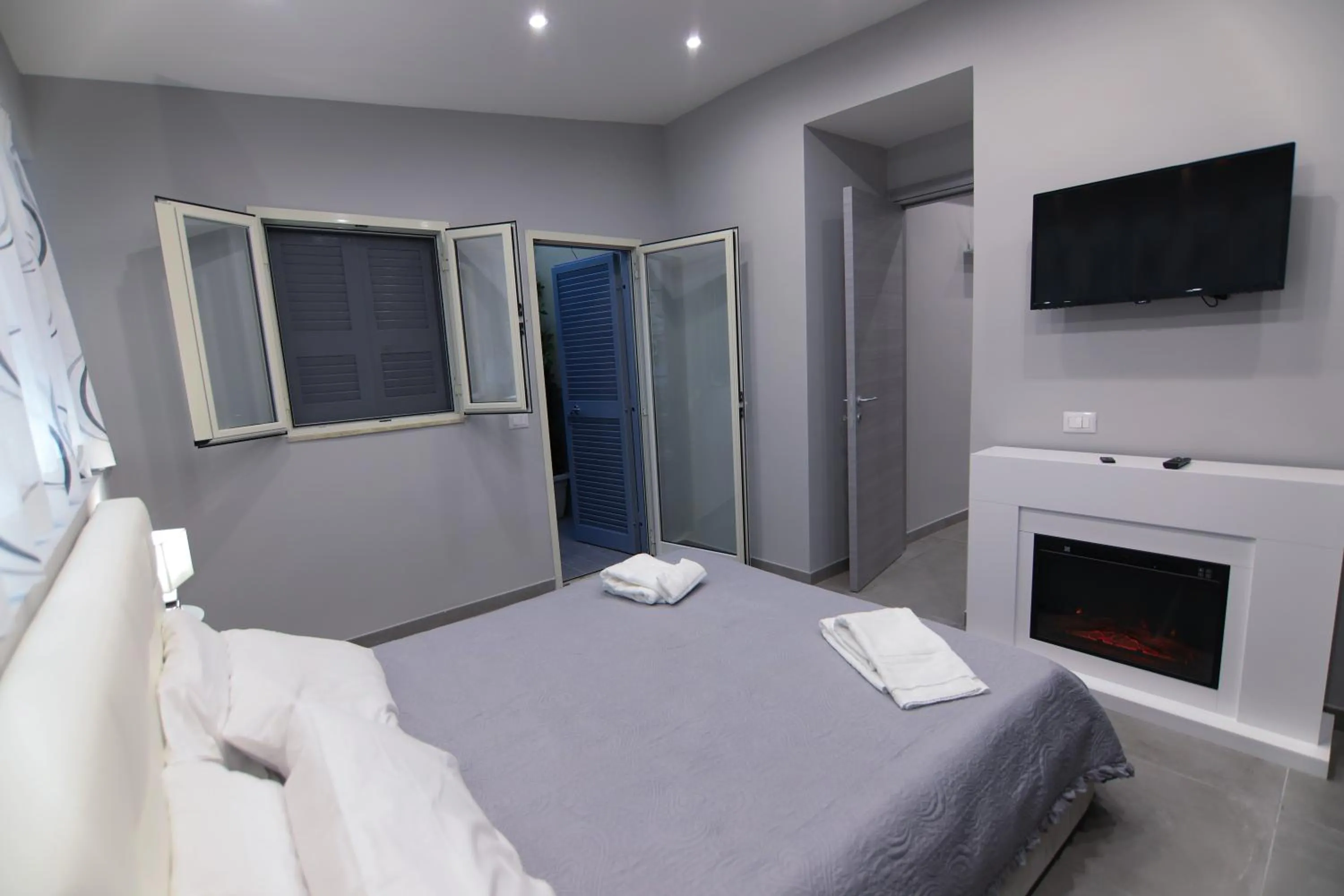 Bedroom, Bed in Montesanto Station