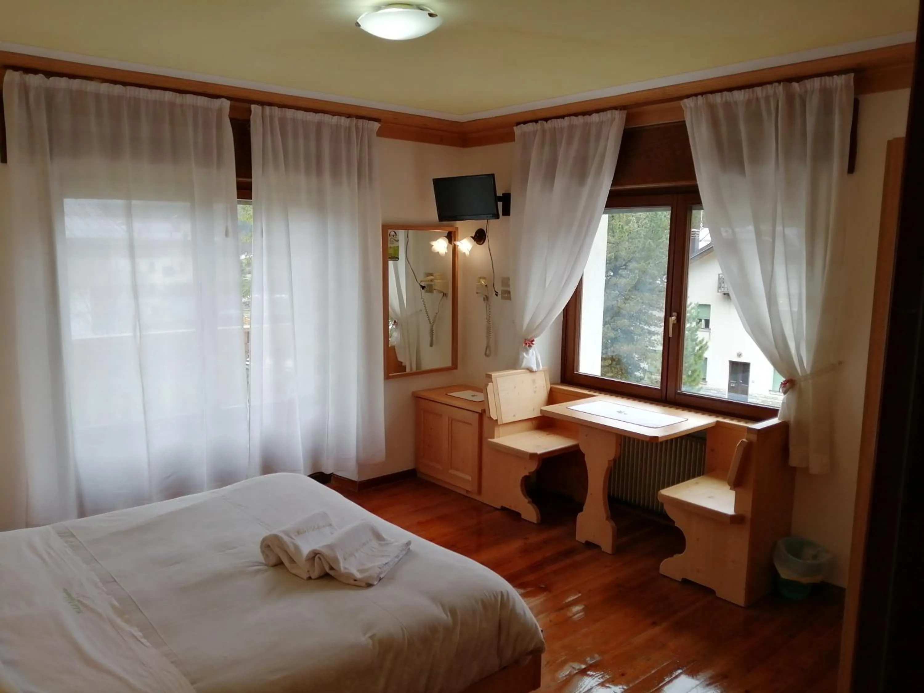 Bedroom, Bed in Hotel Edelweiss