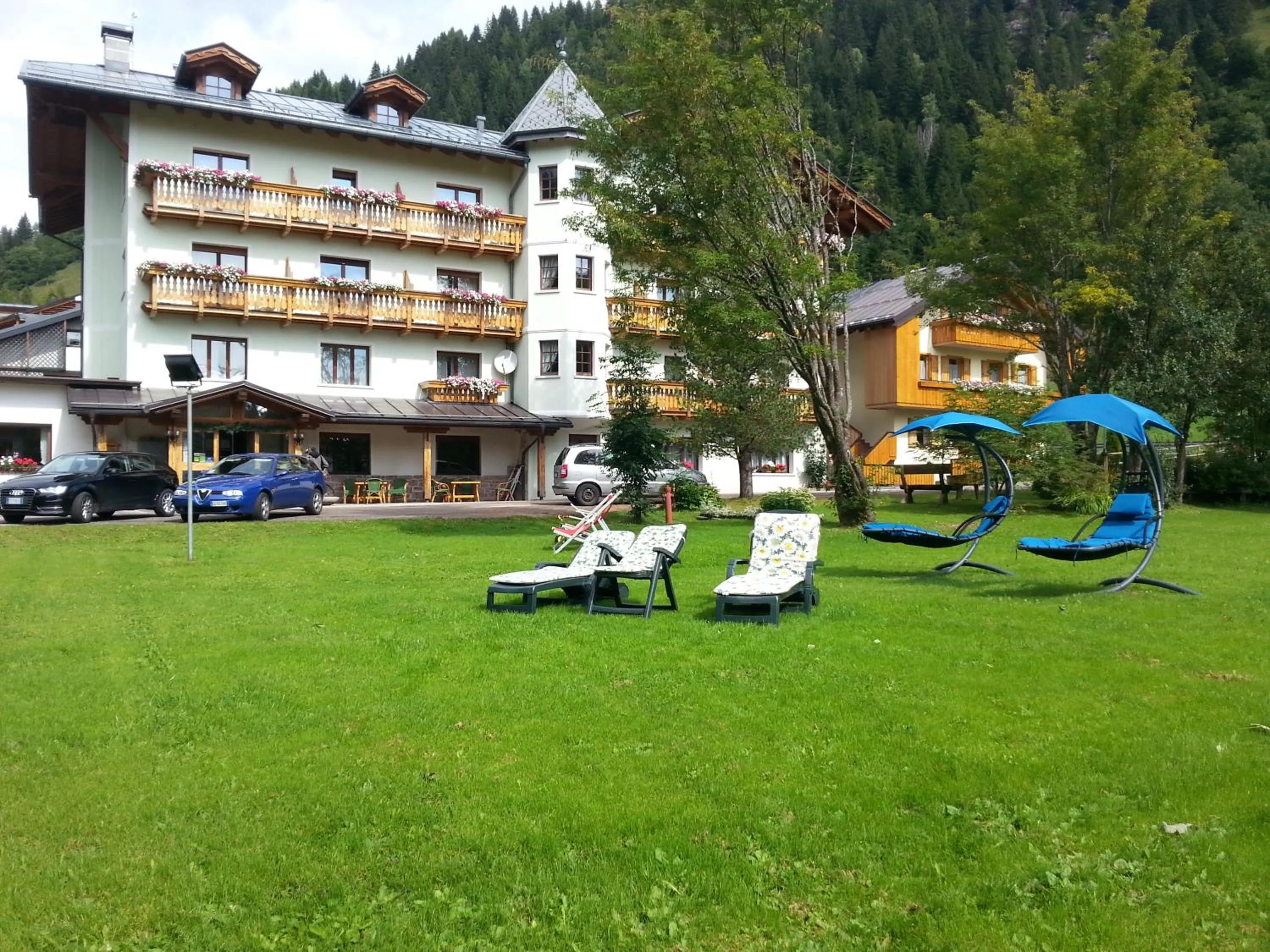 Facade/entrance in Hotel Edelweiss