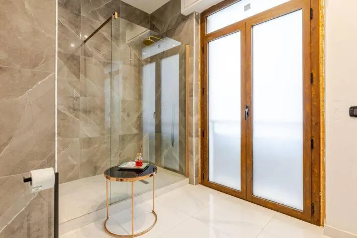 Shower in Marmur luxury room