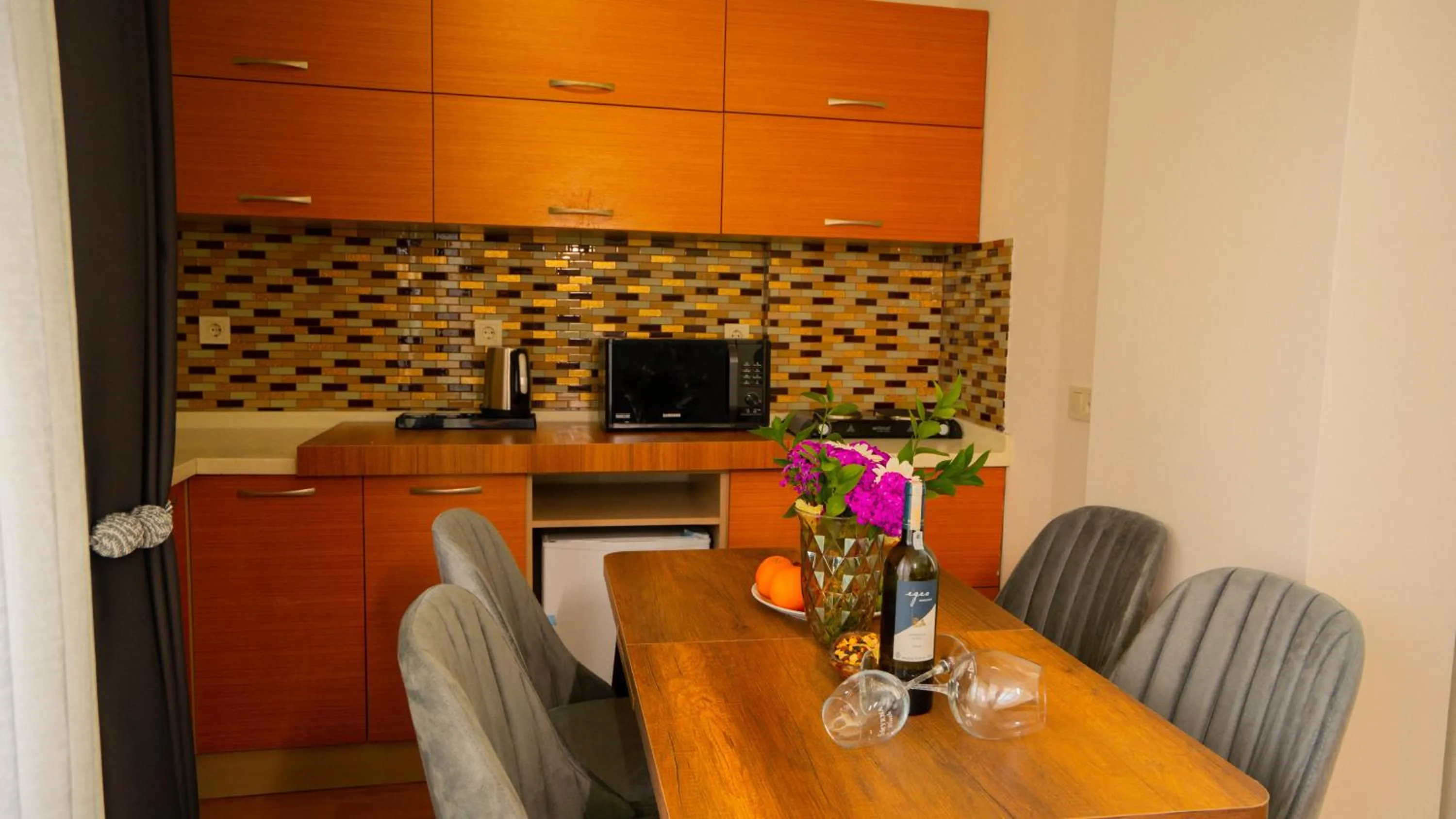 Kitchen or kitchenette in Cihangir by Aydin Suite Hotel