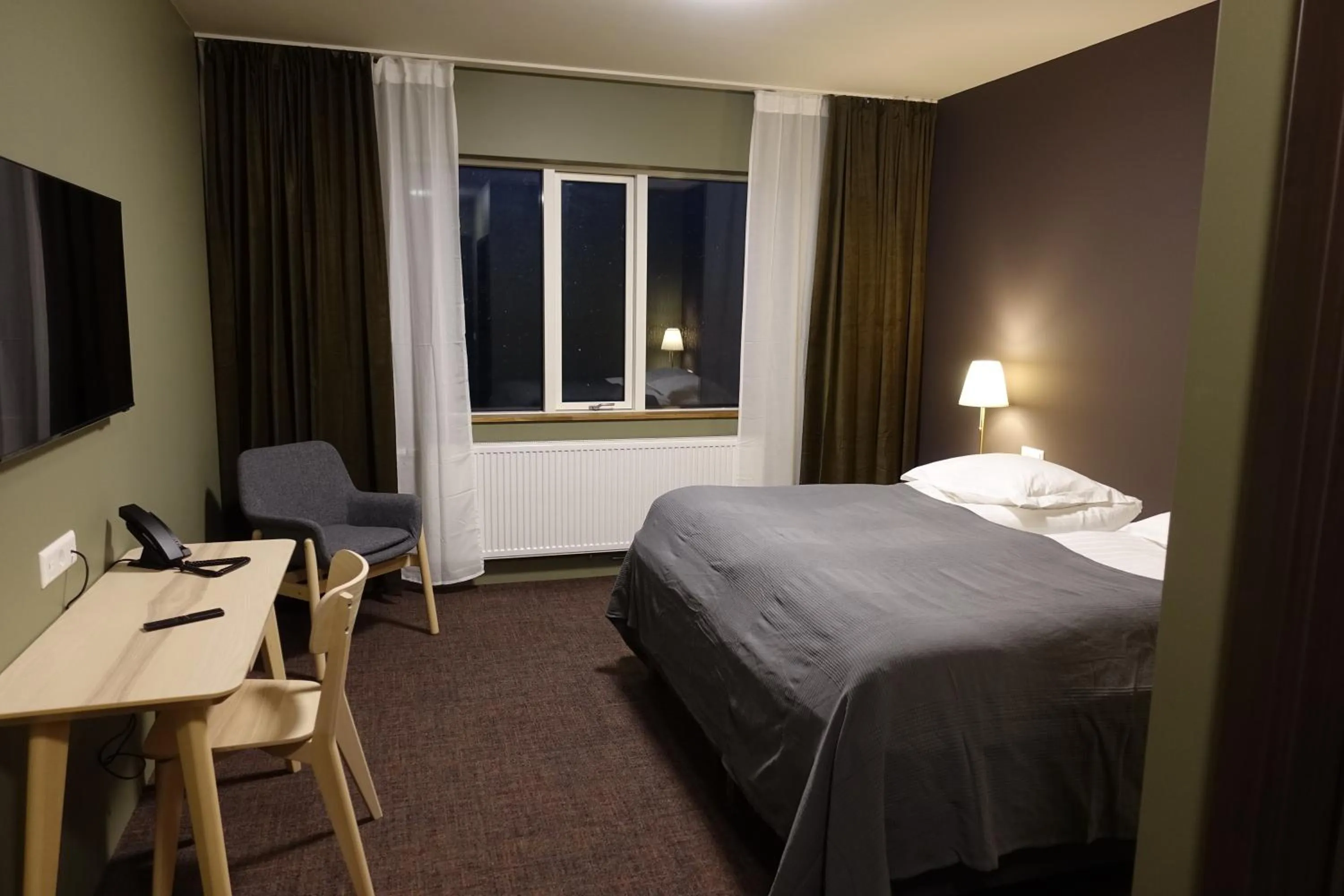 Photo of the whole room, Bed in Basalt Hotel
