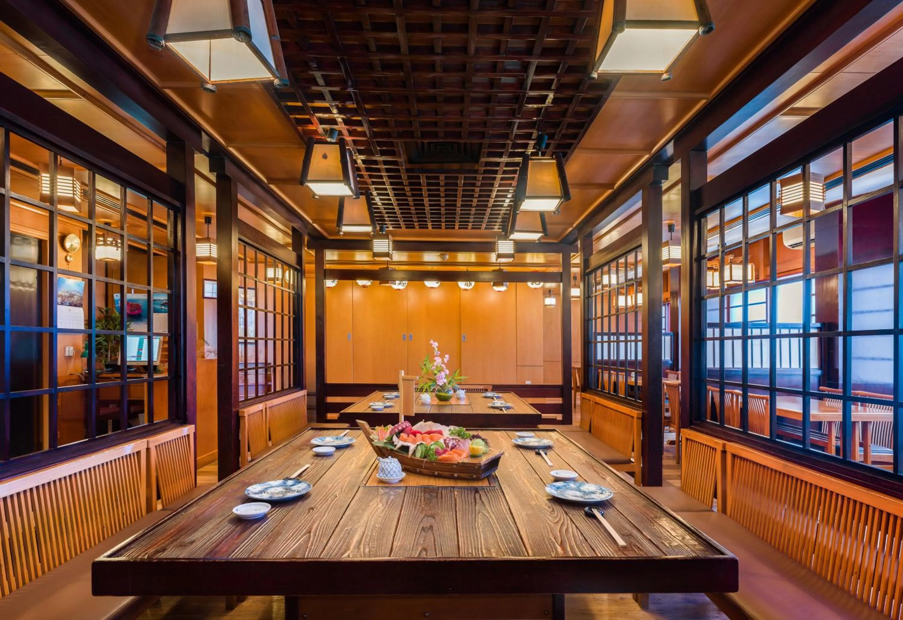 Restaurant/places to eat in Al Falaj Hotel