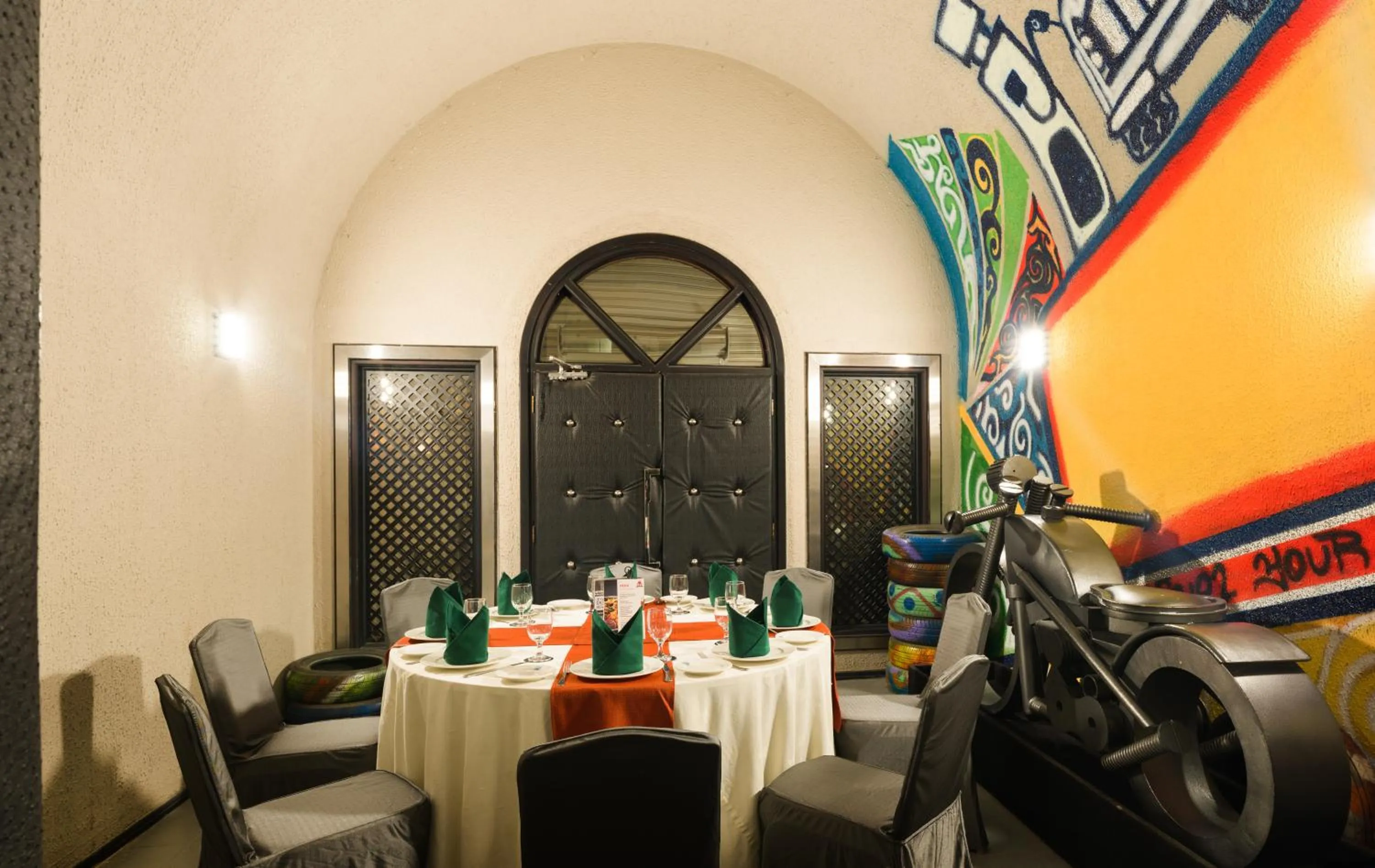 Restaurant/places to eat in Al Falaj Hotel