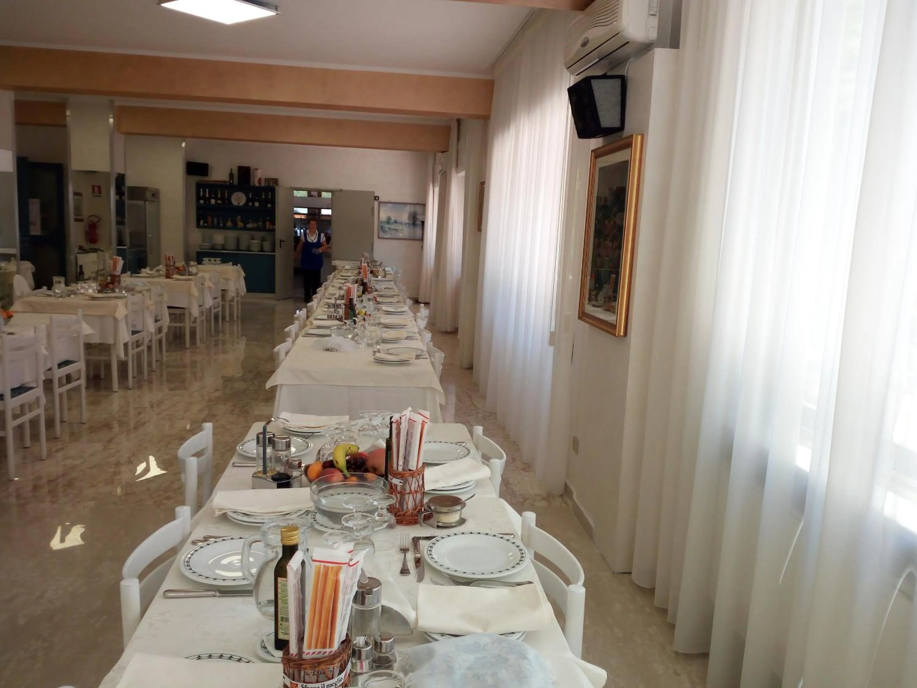 Restaurant/places to eat in King Hotel