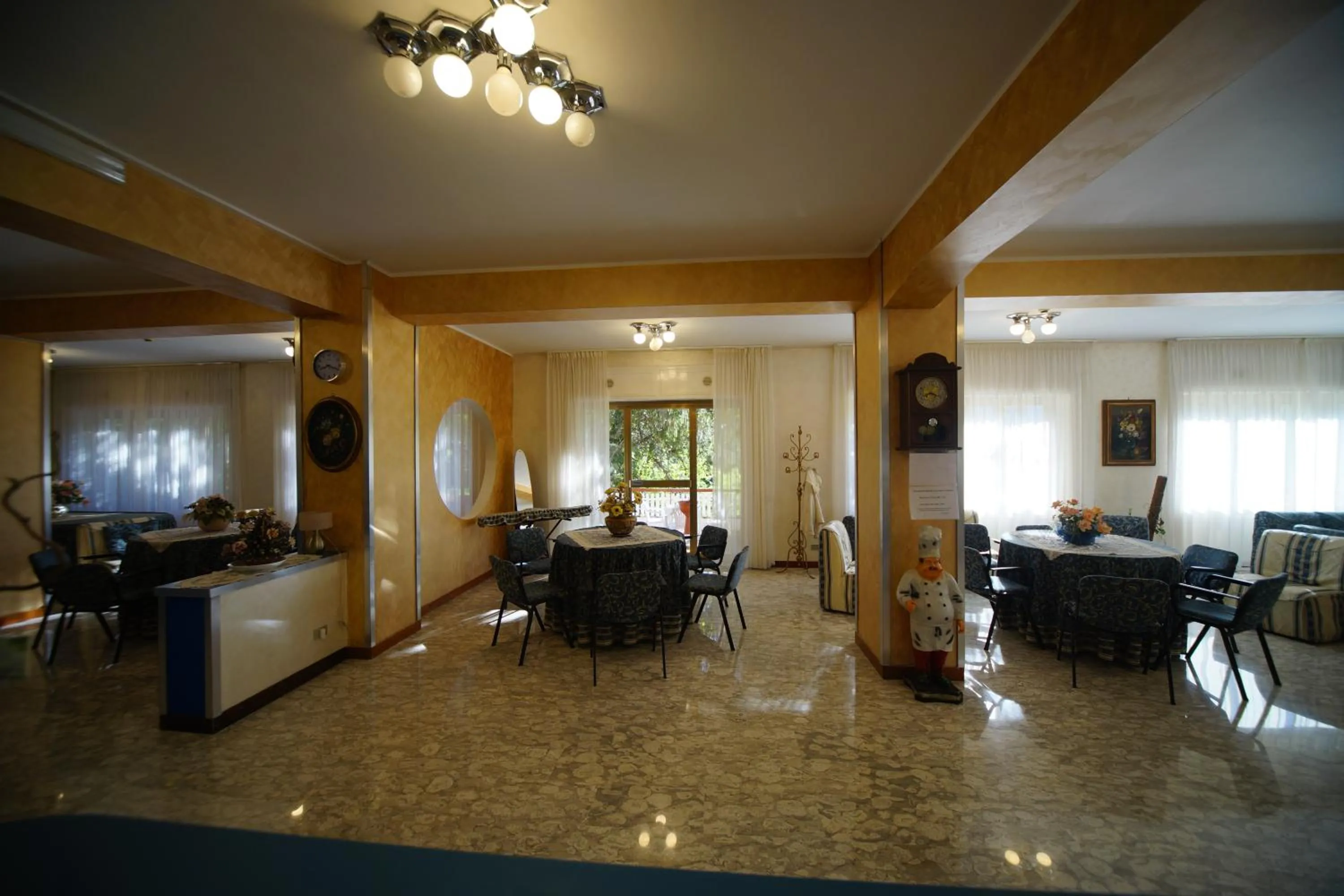 Seating area in King Hotel