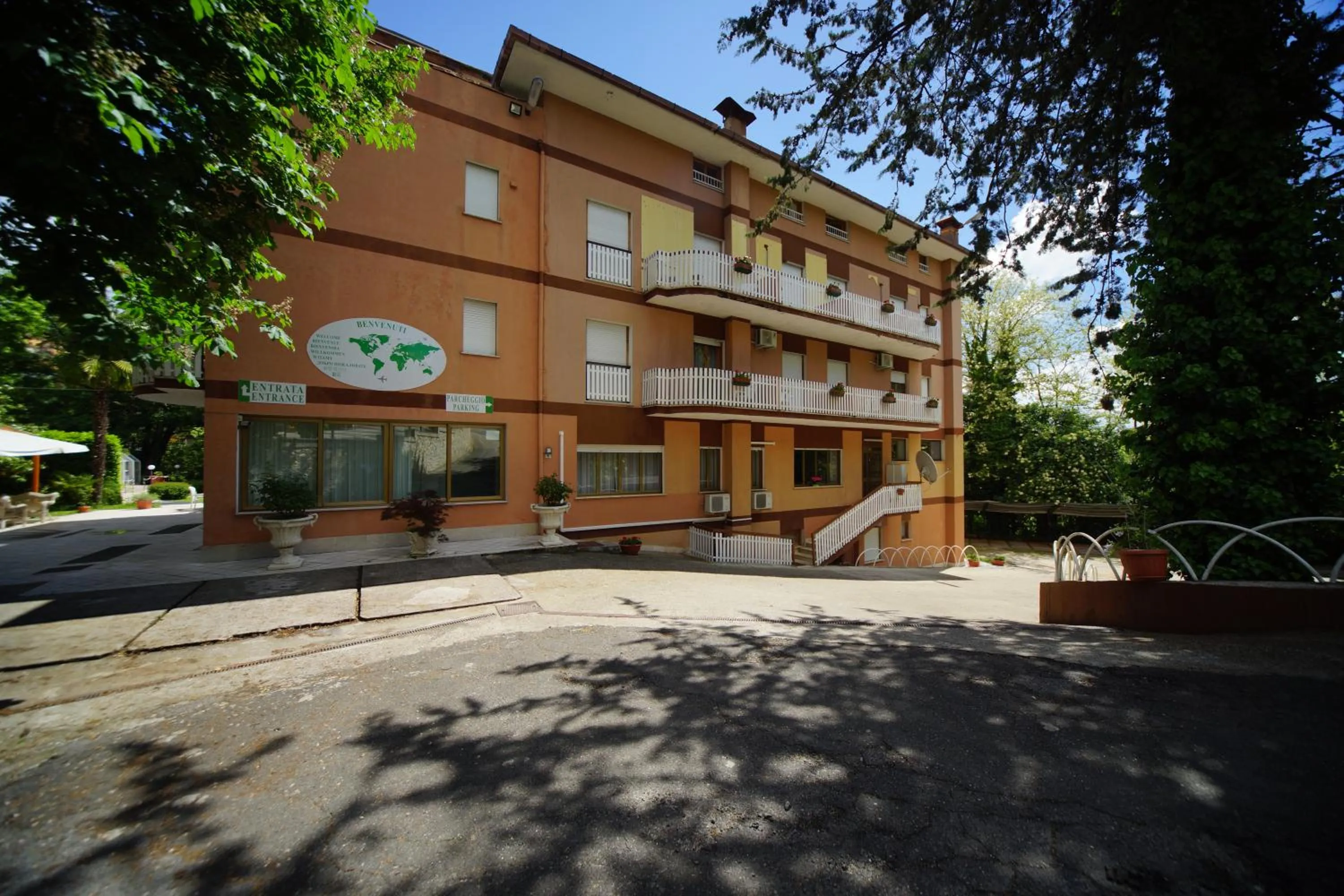 Facade/entrance in King Hotel