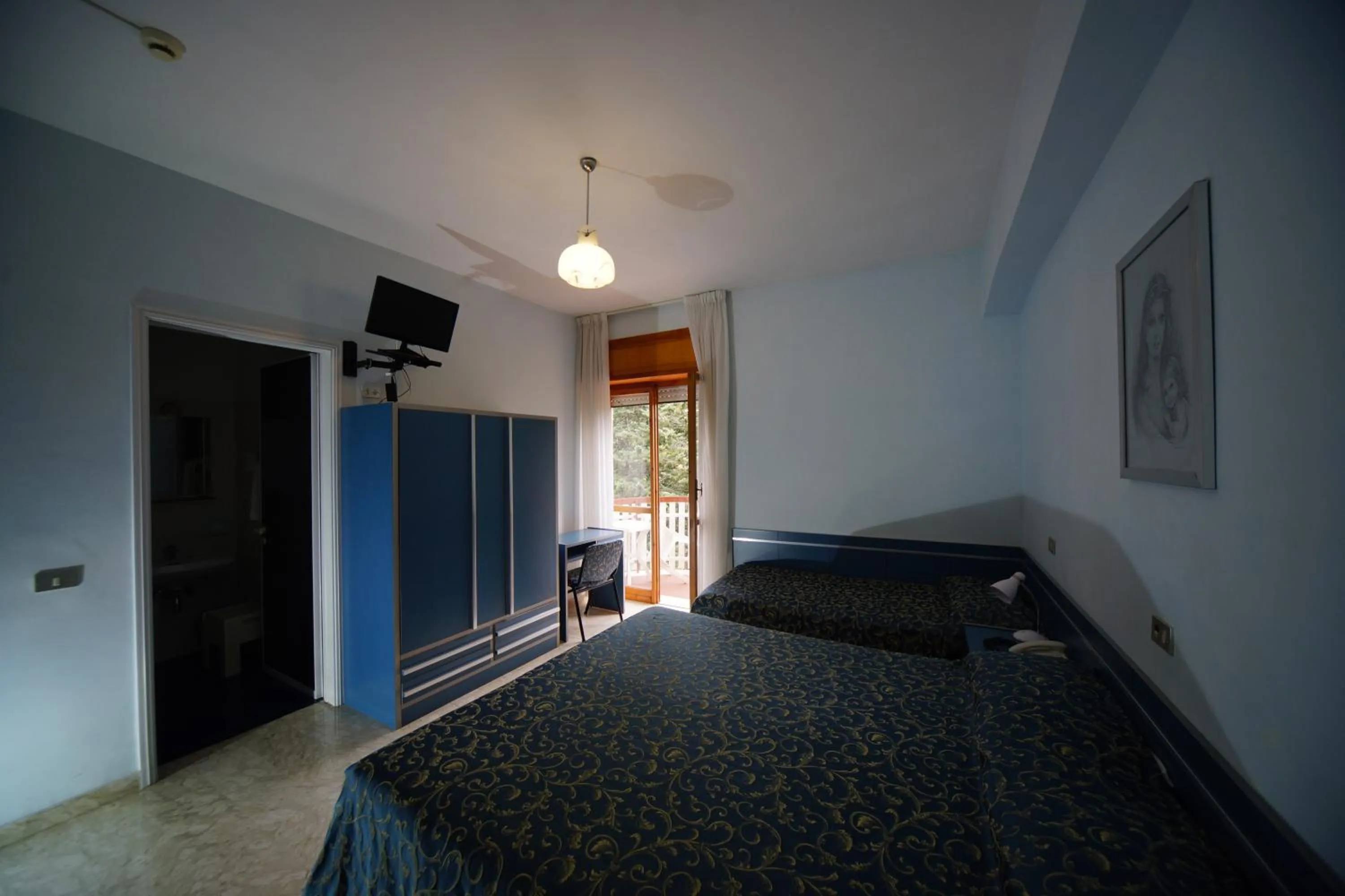 Photo of the whole room, Bed in King Hotel