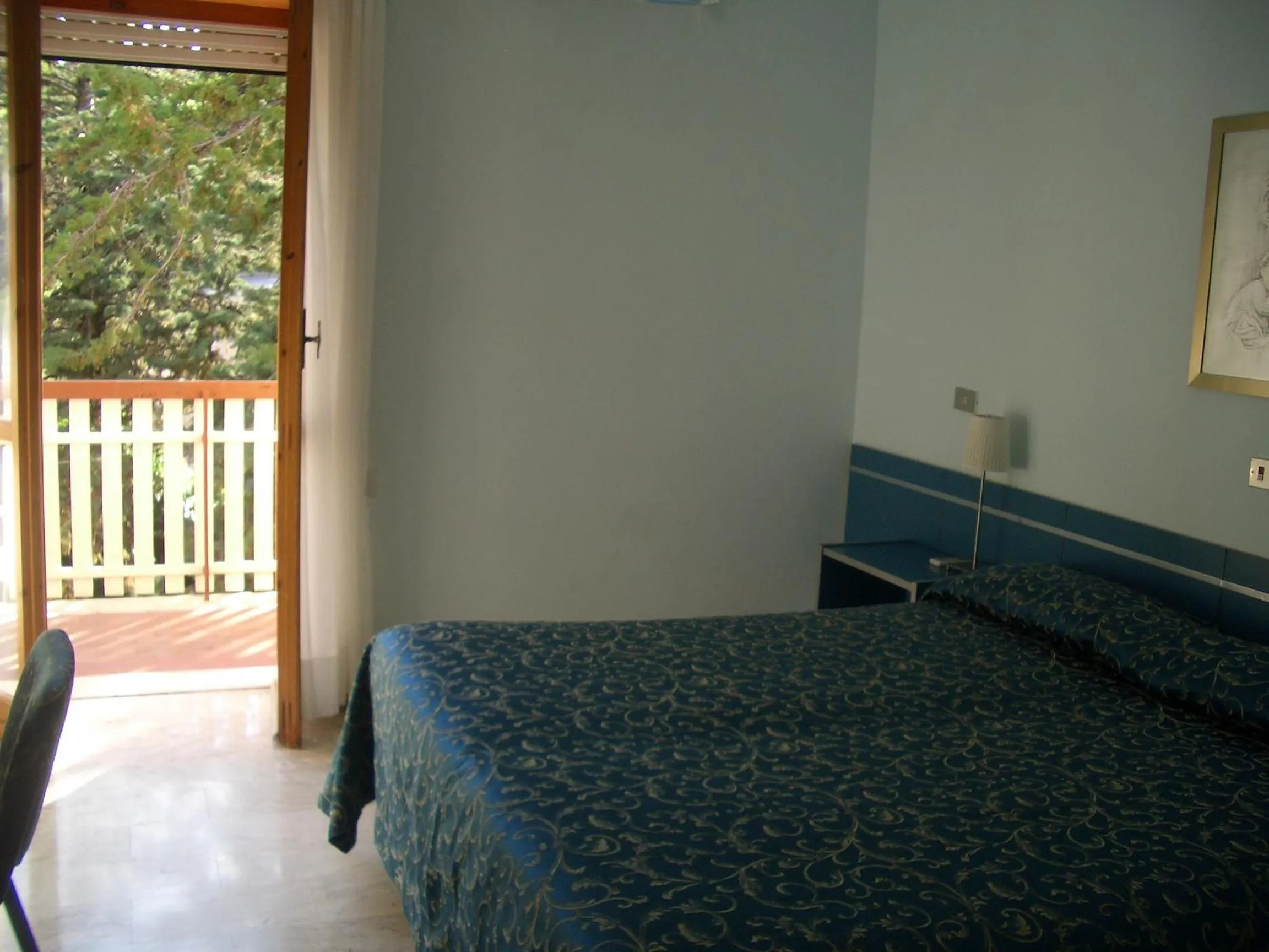 Photo of the whole room, Bed in King Hotel