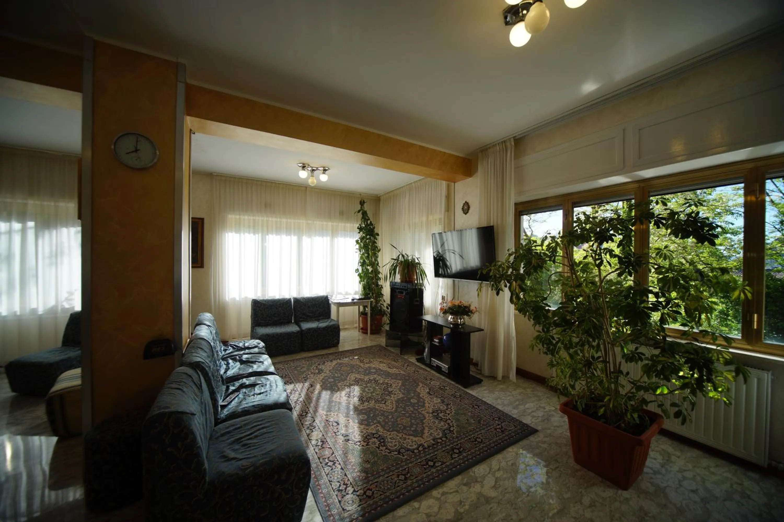 Seating area in King Hotel