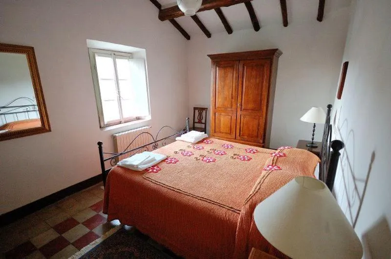 Photo of the whole room, Bed in Fattoria di Fubbiano
