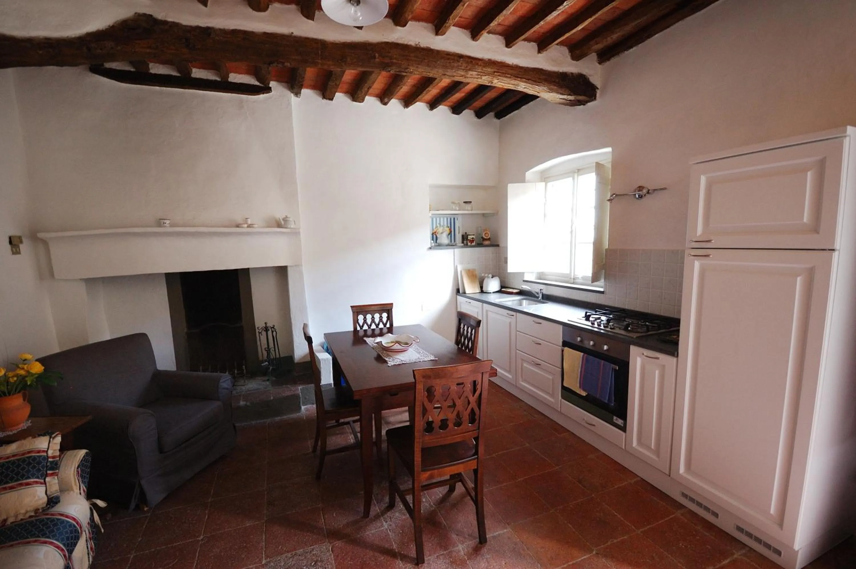 Kitchen or kitchenette in Fattoria di Fubbiano