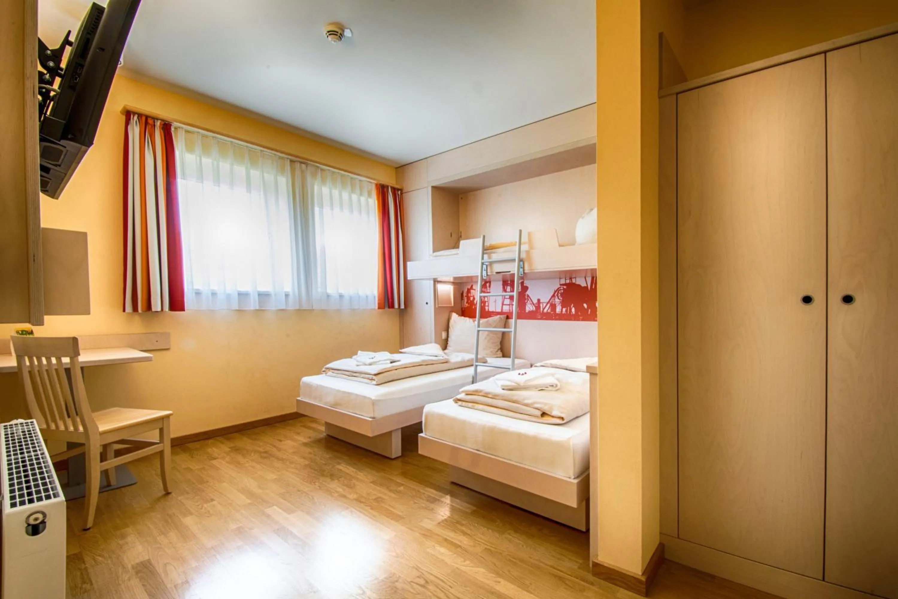 Photo of the whole room, Bed in JUFA Hotel im Brückenkopfpark - Jülich