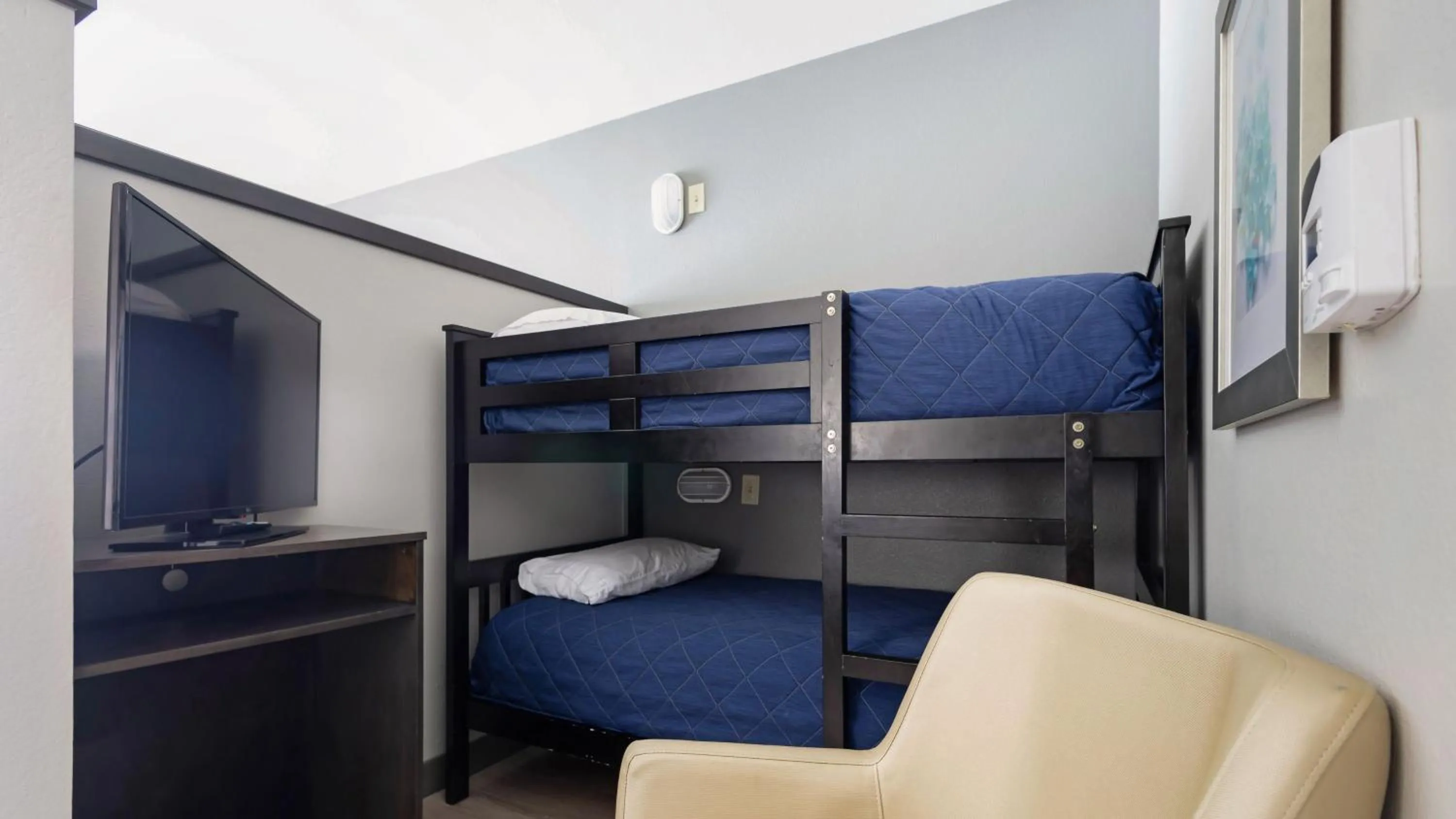 Photo of the whole room, Bed in Holiday Inn Texarkana Arkansas Convention Center by IHG