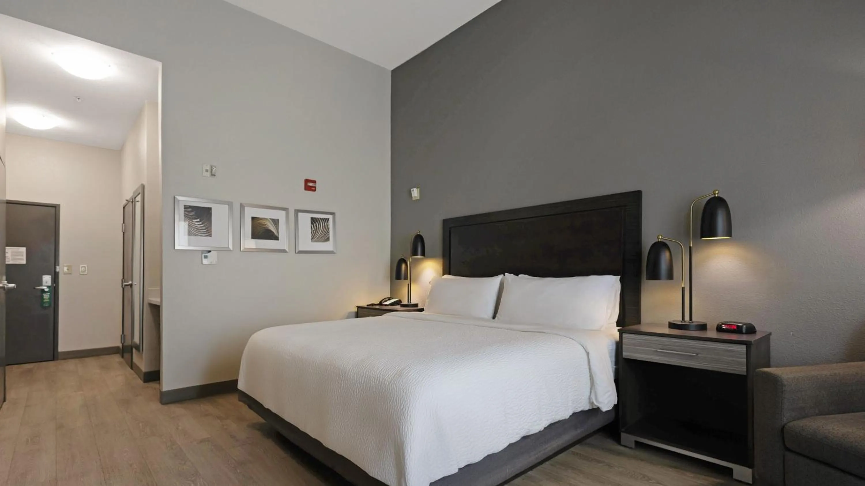 Photo of the whole room, Bed in Holiday Inn Texarkana Arkansas Convention Center by IHG