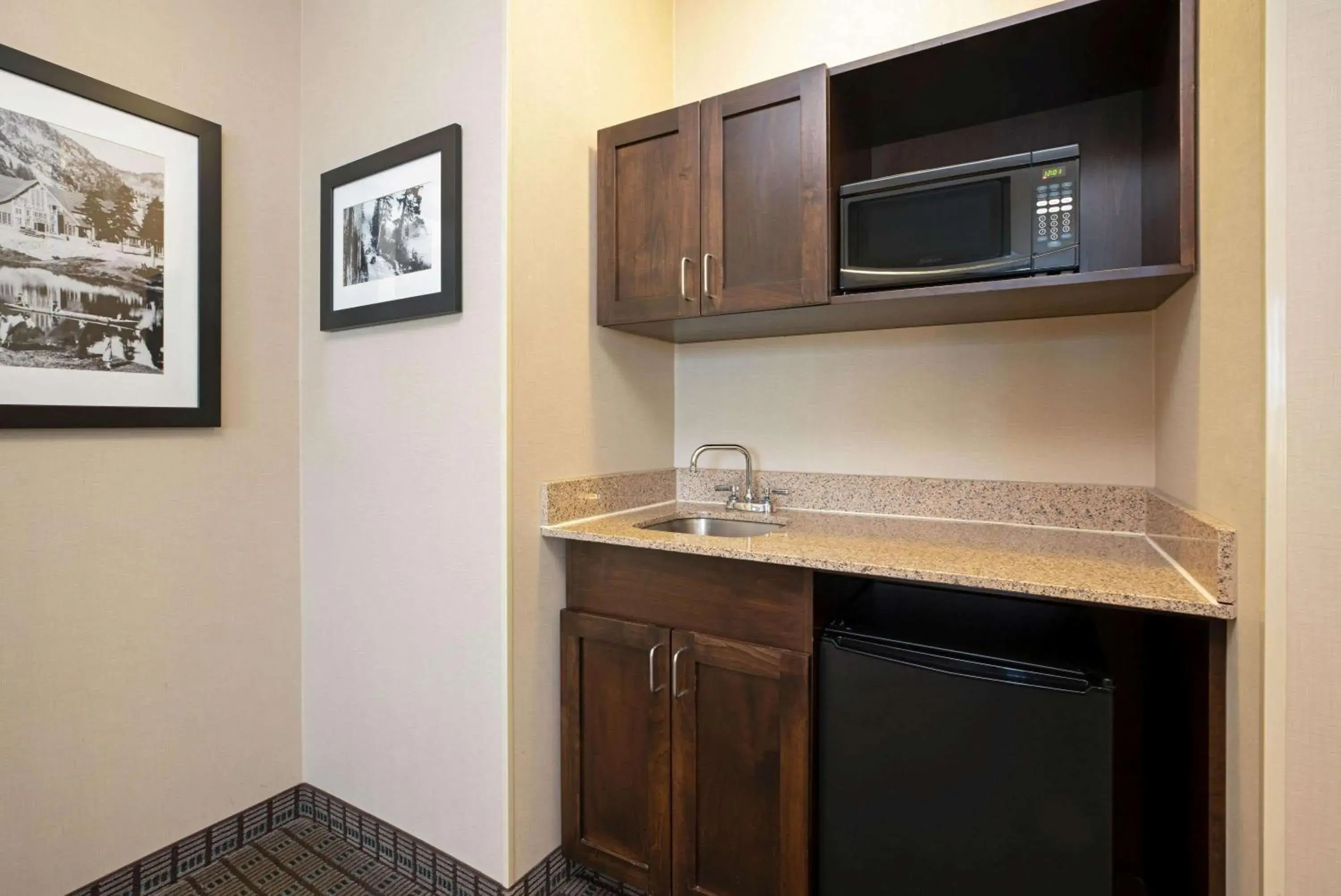 Photo of the whole room in La Quinta by Wyndham Bellingham Photo of the whole room in La Quinta by Wyndham Bellingham