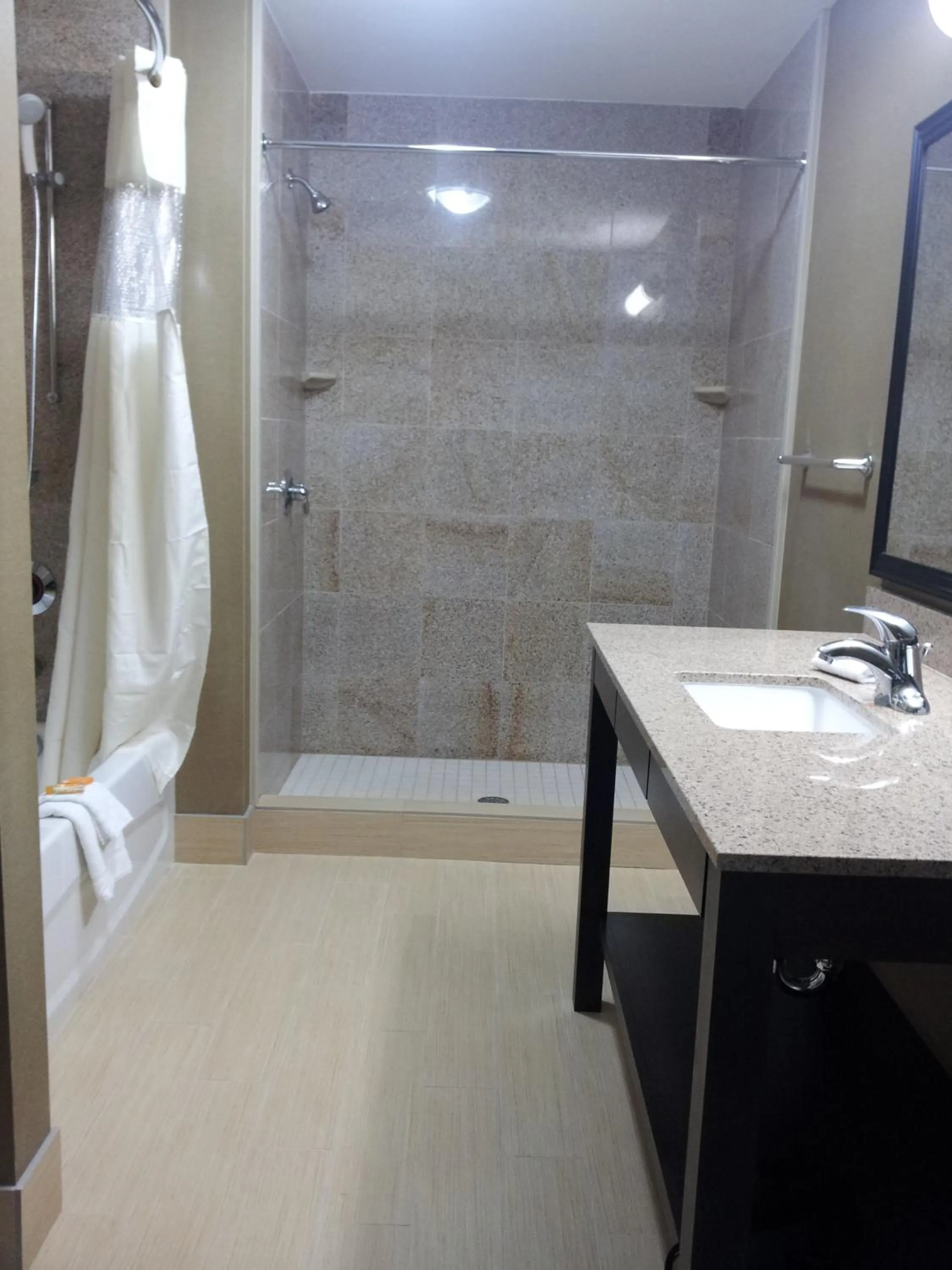 Bathroom in La Quinta by Wyndham Bellingham