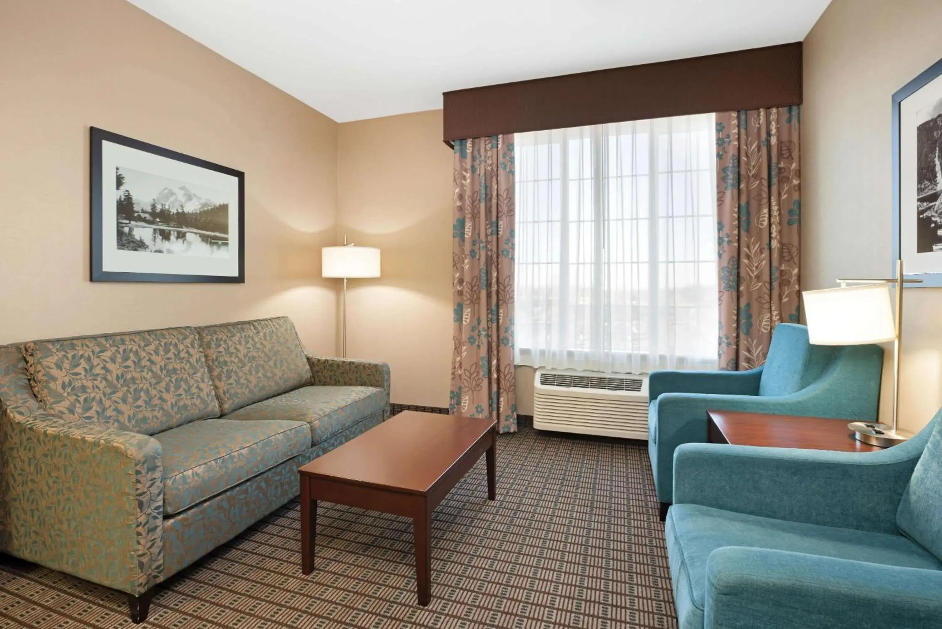 Photo of the whole room in La Quinta by Wyndham Bellingham Photo of the whole room in La Quinta by Wyndham Bellingham