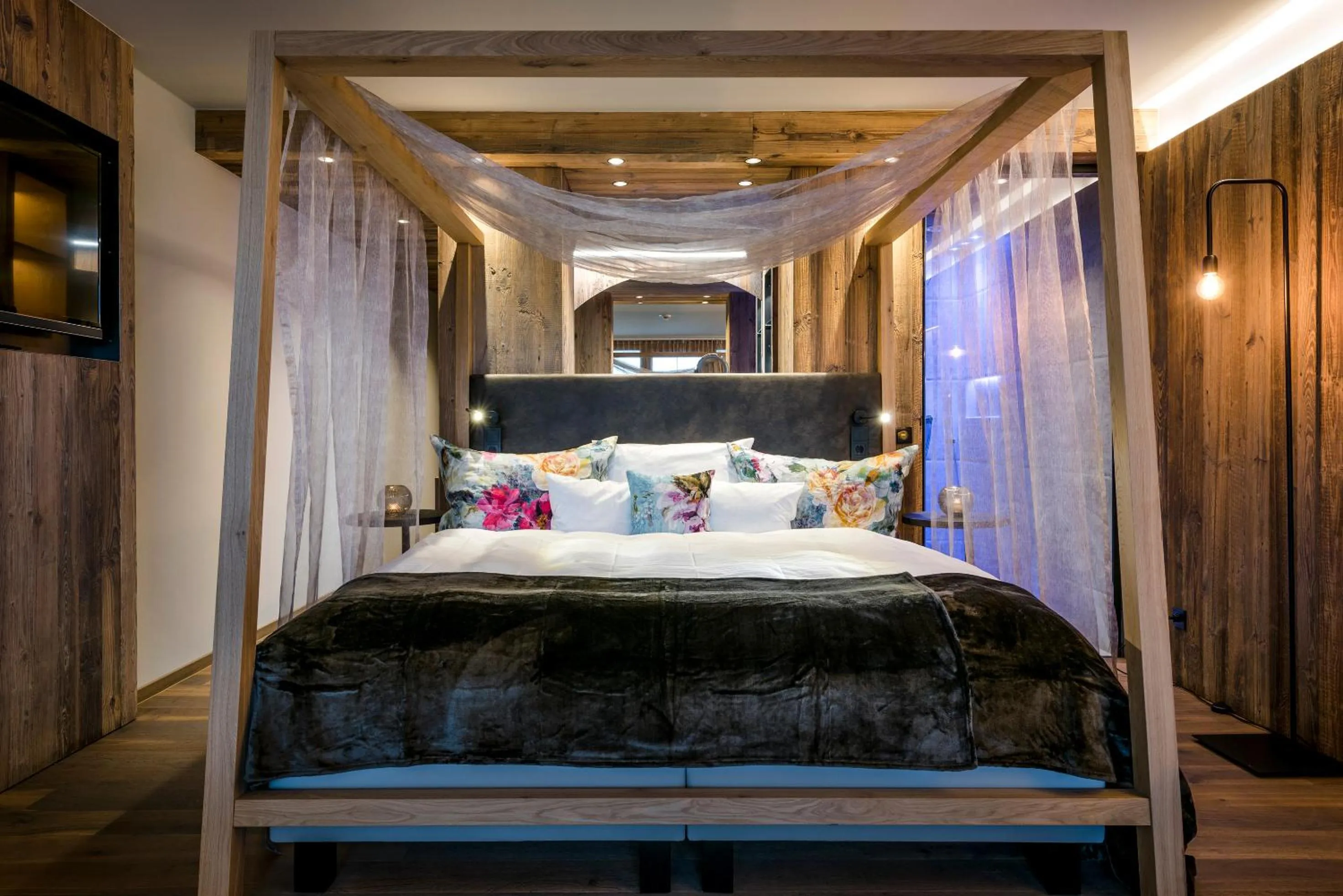 Photo of the whole room, Bed in Hüttenhof - Wellnesshotel & Luxus-Bergchalets - Adults only