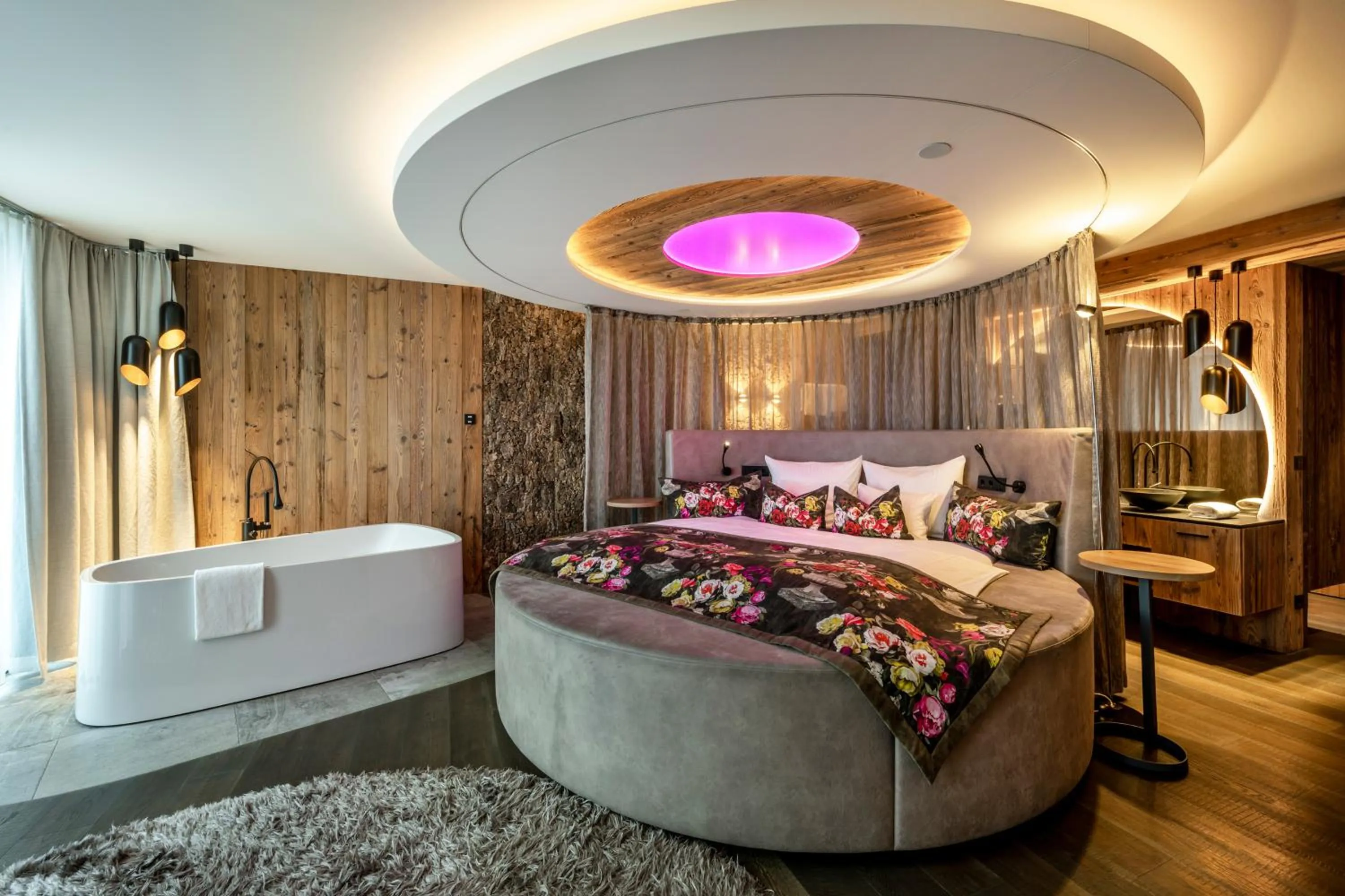 Photo of the whole room, Bed in Hüttenhof - Wellnesshotel & Luxus-Bergchalets - Adults only