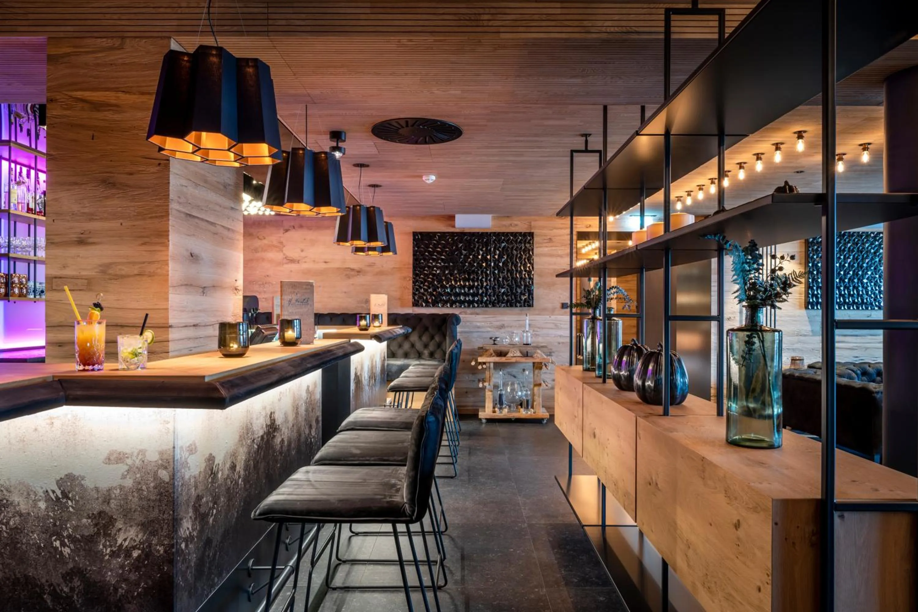 Lounge or bar in Hüttenhof - Wellnesshotel & Luxus-Bergchalets - Adults only