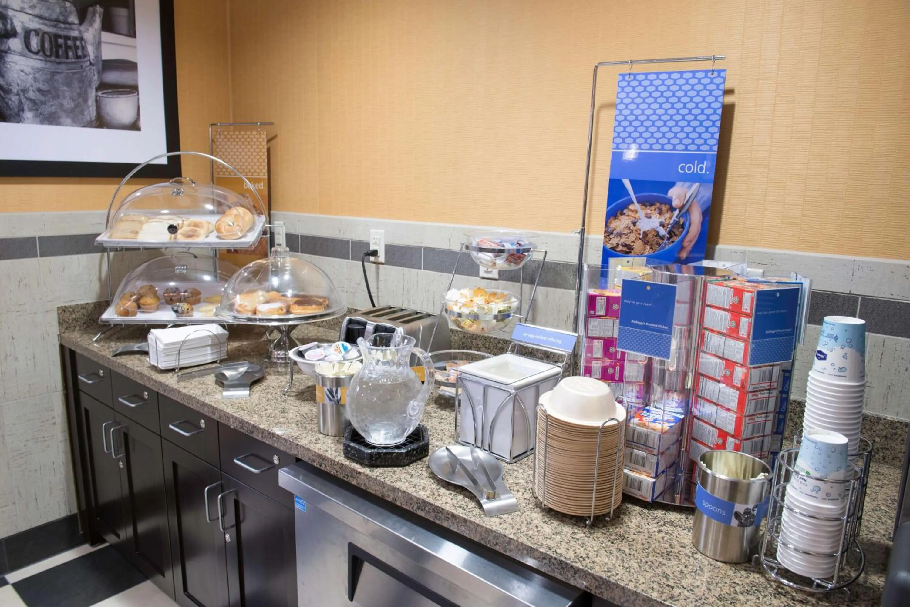 Dining area in Hampton Inn & Suites Bismarck Northwest