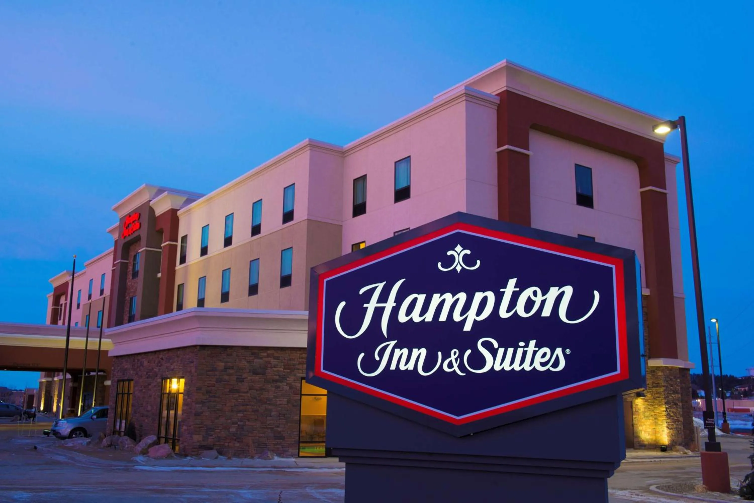 Property building in Hampton Inn & Suites Bismarck Northwest