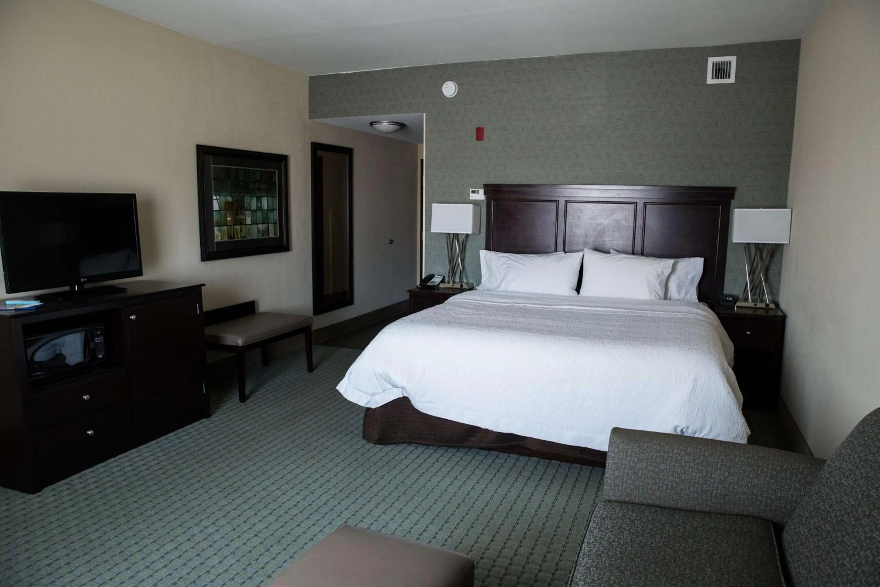 Bedroom, Bed in Hampton Inn & Suites Bismarck Northwest