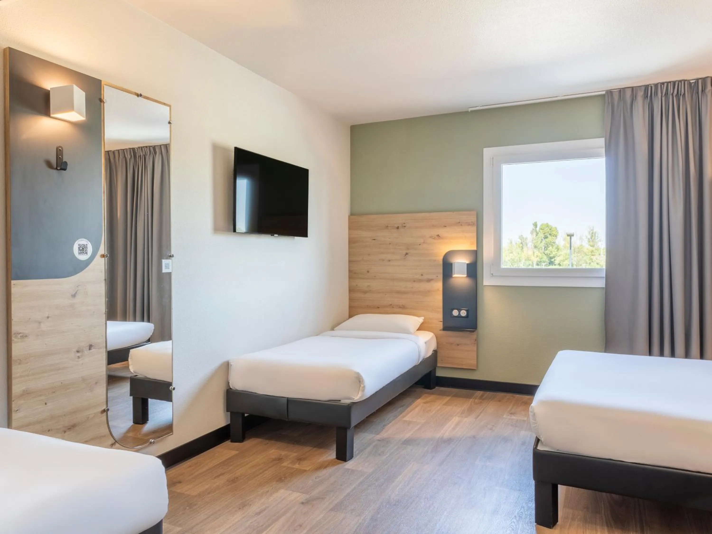 Bedroom, Bed in B&B HOTEL Saint-Martin-de-Crau Alpilles Camargue