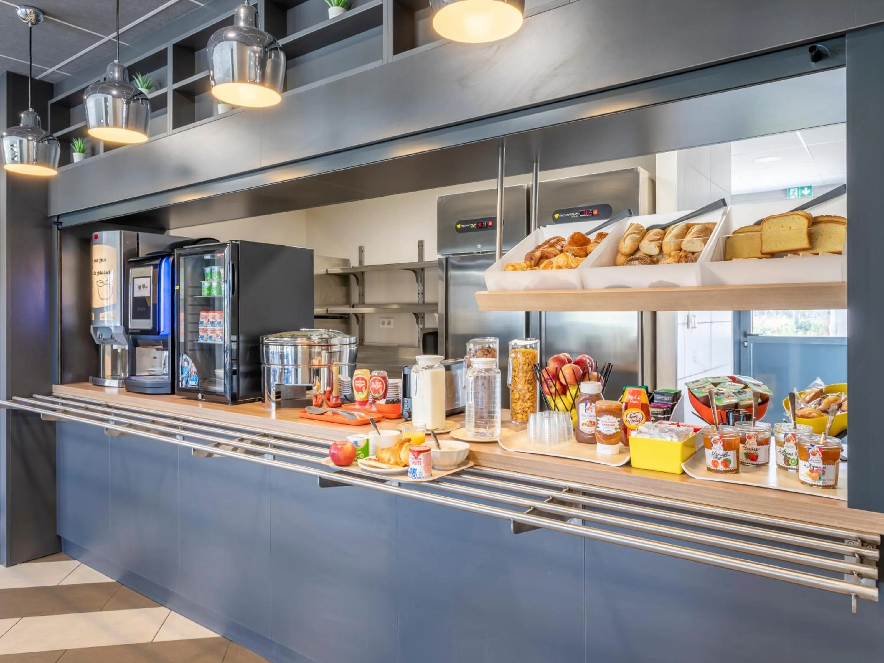 Buffet breakfast in B&B HOTEL Saint-Martin-de-Crau Alpilles Camargue