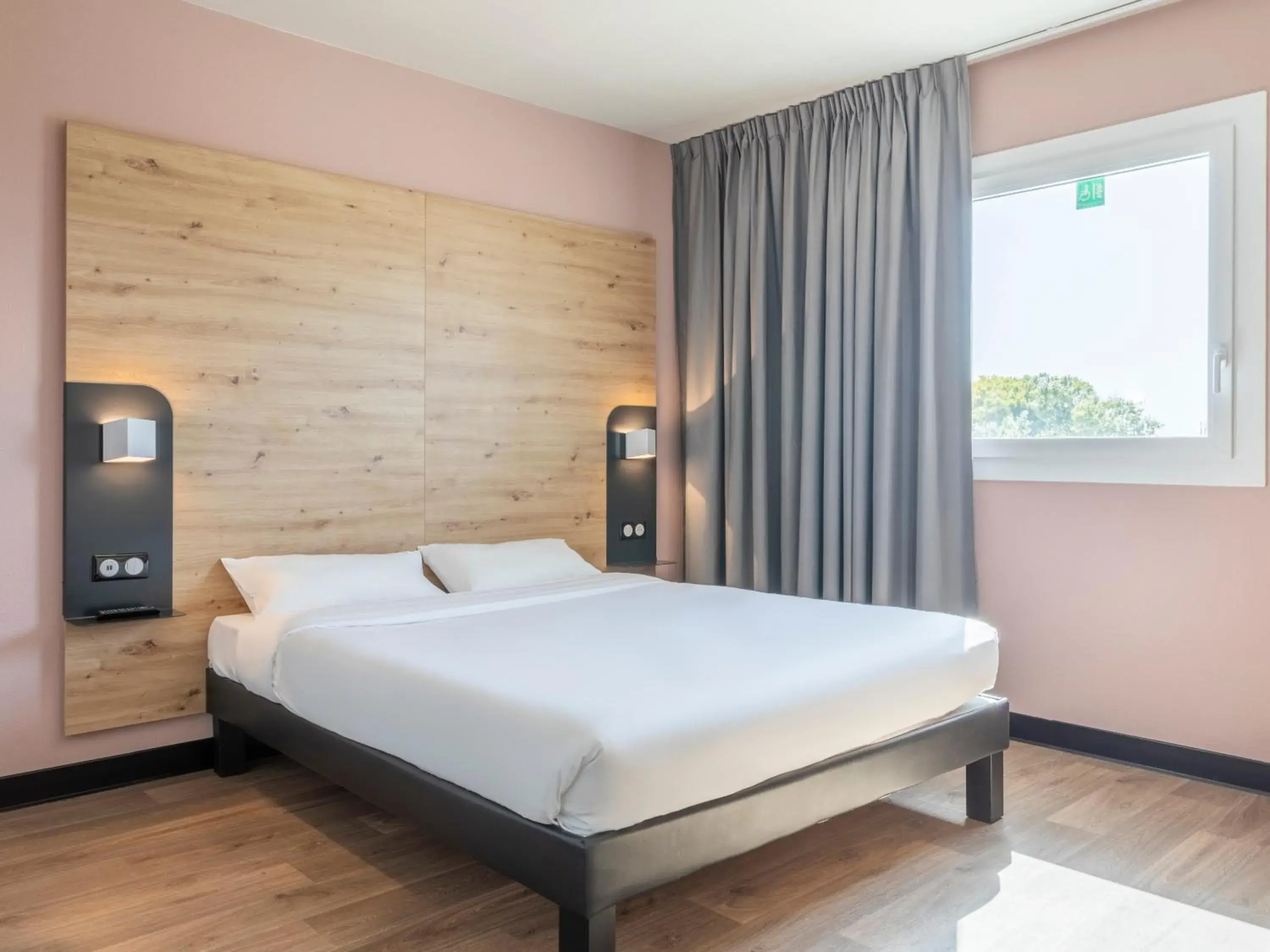 Double Room - Disability Access in B&B HOTEL Saint-Martin-de-Crau Alpilles Camargue Double Room - Disability Access in B&B HOTEL Saint-Martin-de-Crau Alpilles Camargue