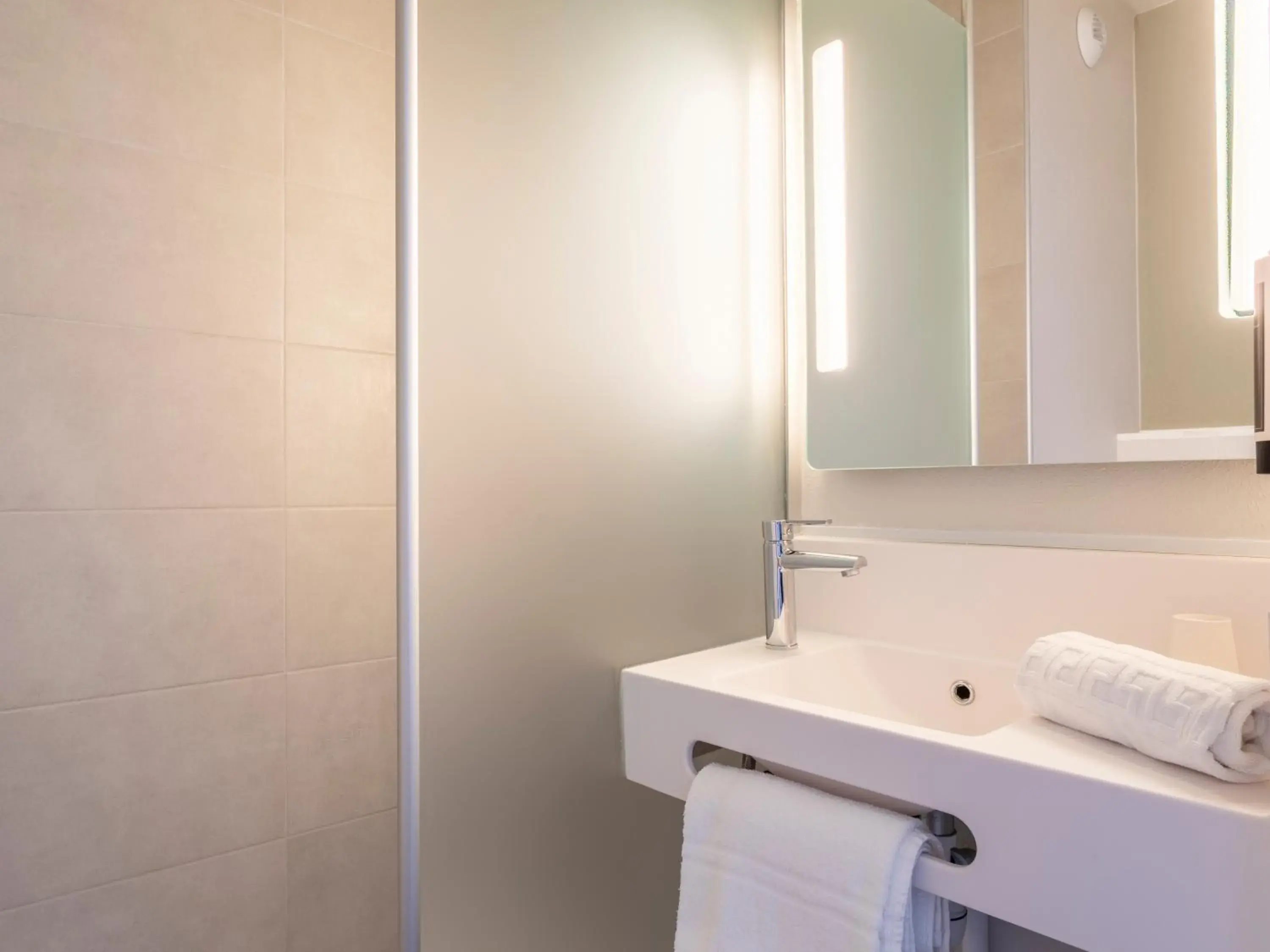 Twin Room in B&B HOTEL Saint-Martin-de-Crau Alpilles Camargue Twin Room in B&B HOTEL Saint-Martin-de-Crau Alpilles Camargue