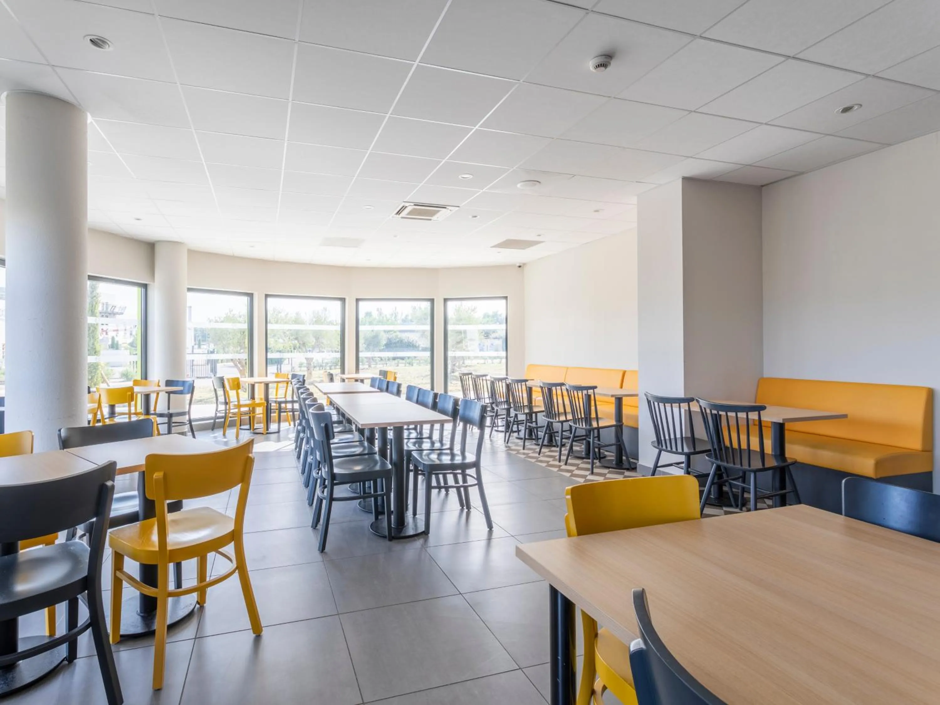 Buffet breakfast in B&B HOTEL Saint-Martin-de-Crau Alpilles Camargue