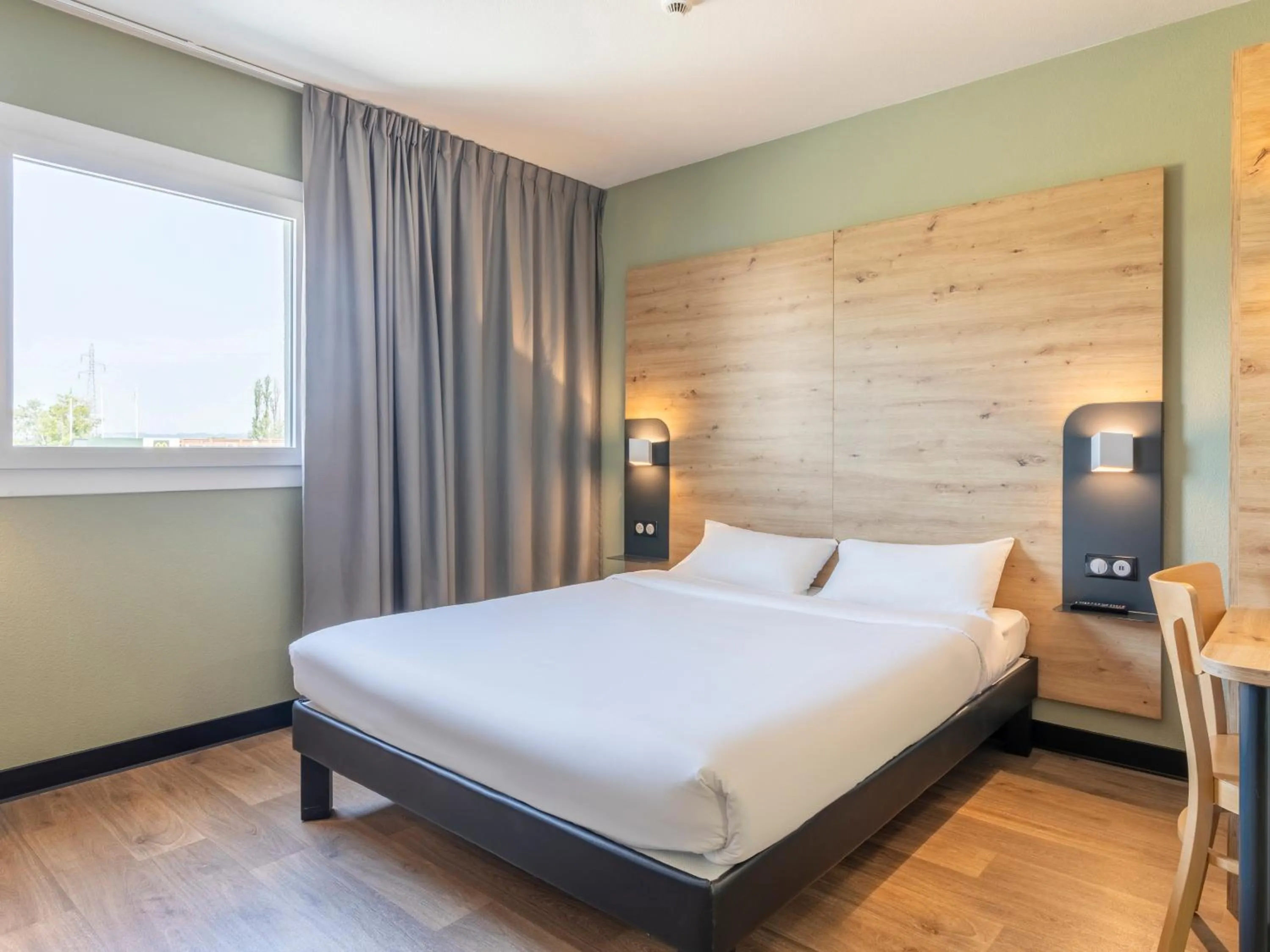 Bedroom, Bed in B&B HOTEL Saint-Martin-de-Crau Alpilles Camargue