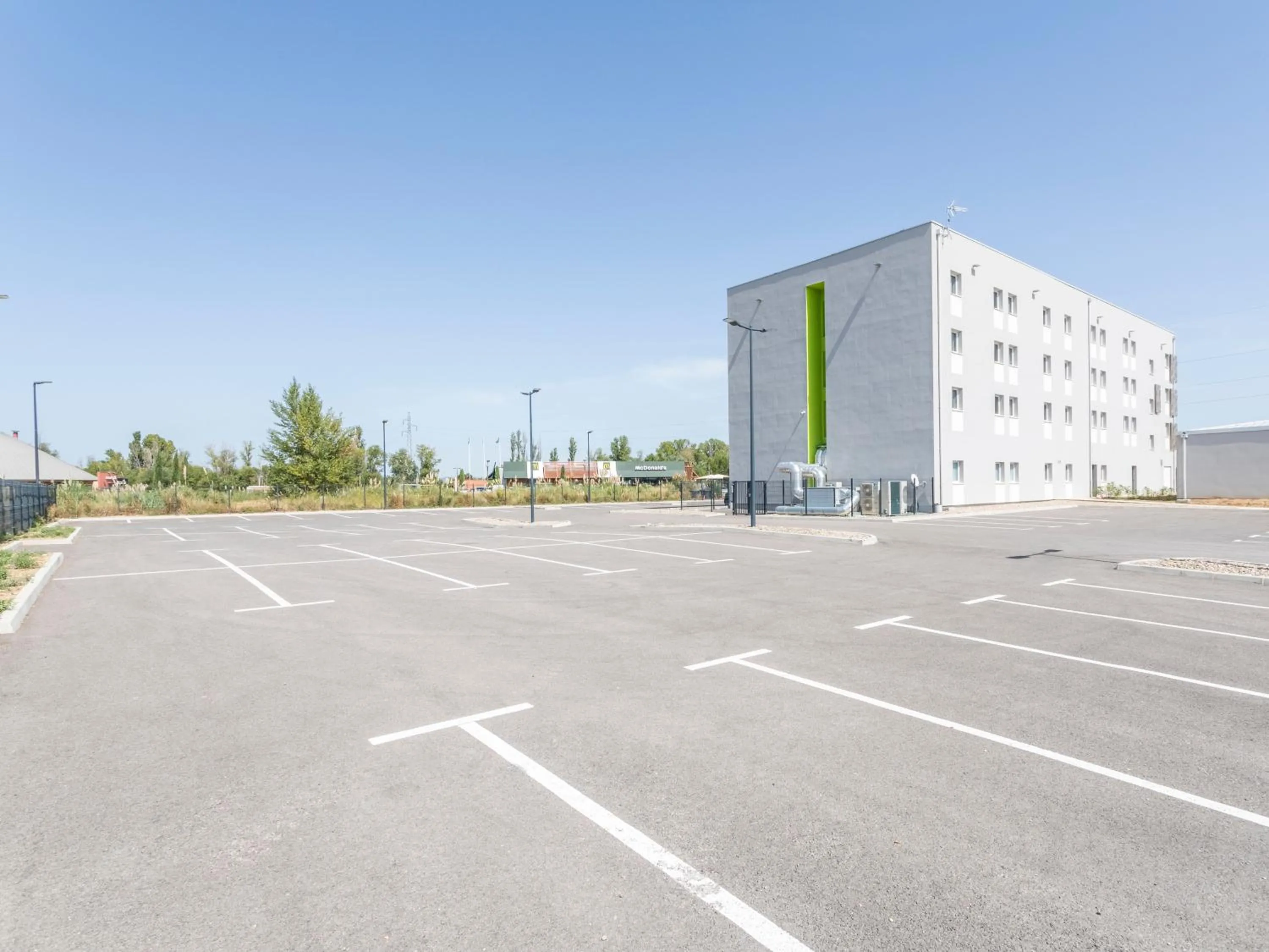 Parking in B&B HOTEL Saint-Martin-de-Crau Alpilles Camargue