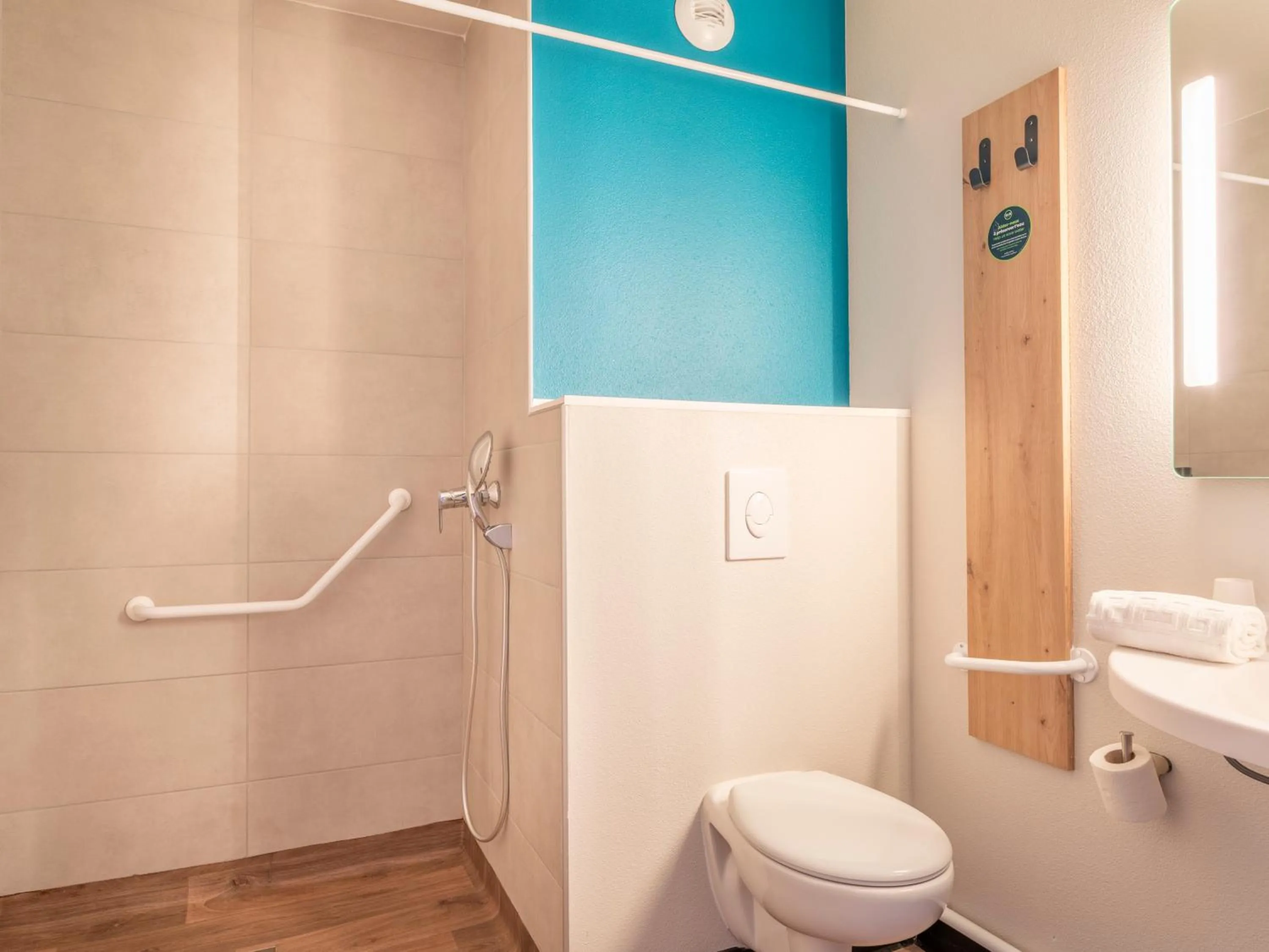 Bathroom in B&B HOTEL Saint-Martin-de-Crau Alpilles Camargue