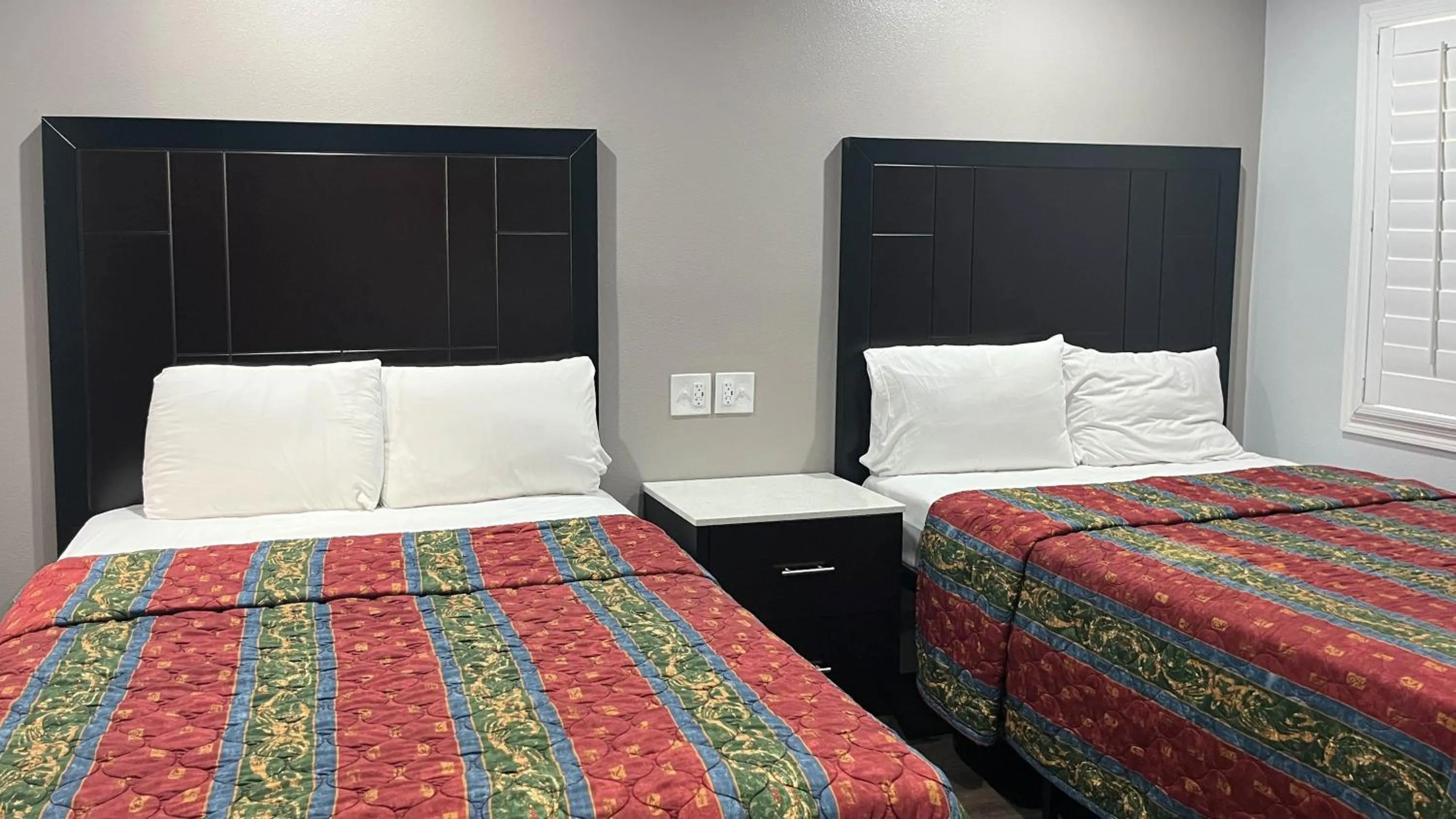 Photo of the whole room, Bed in Studio 6 Oakland CA San Francisco Berkeley Area