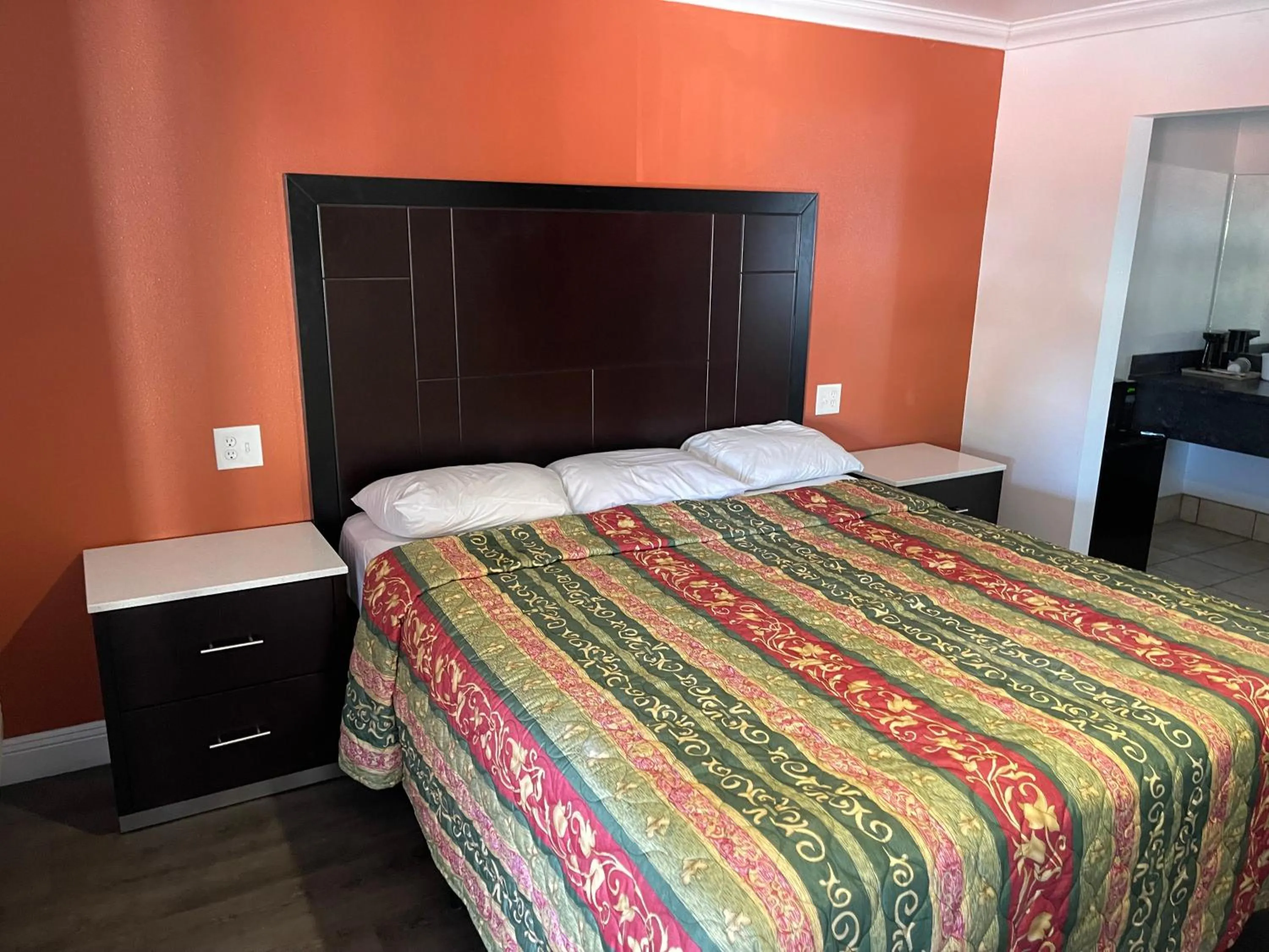 Photo of the whole room in The Oaks Motel