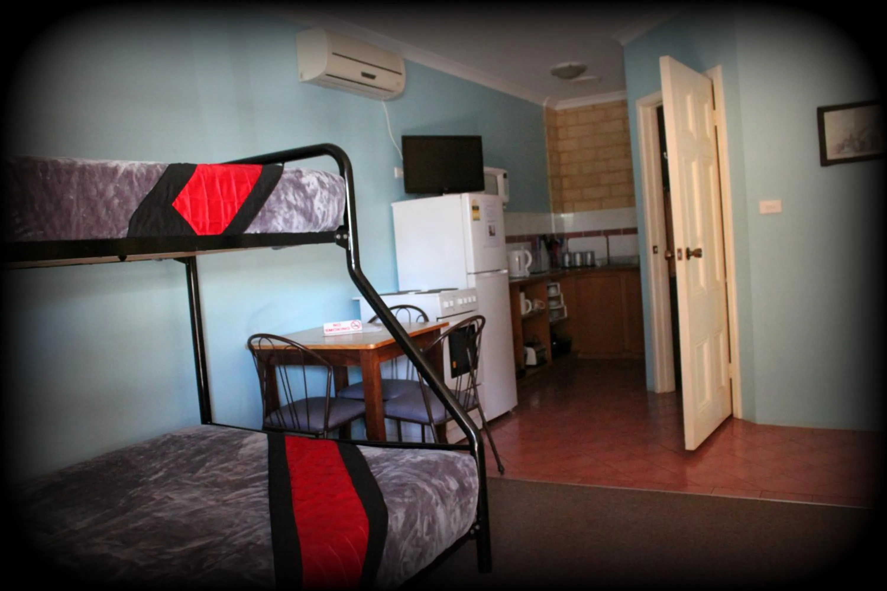 Photo of the whole room, Bed in York's Boutique Motel