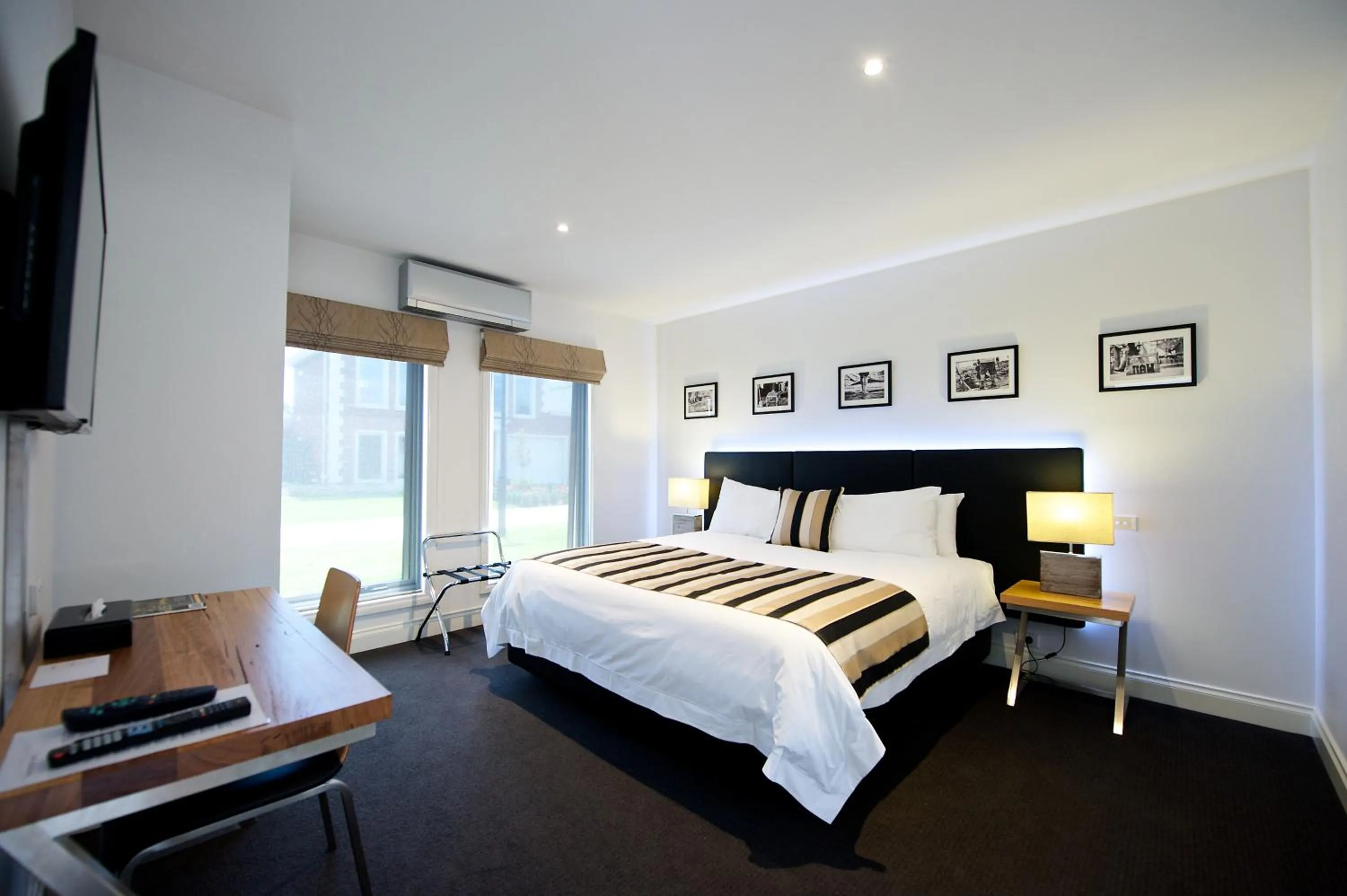 Photo of the whole room, Bed in Mansi on Raymond