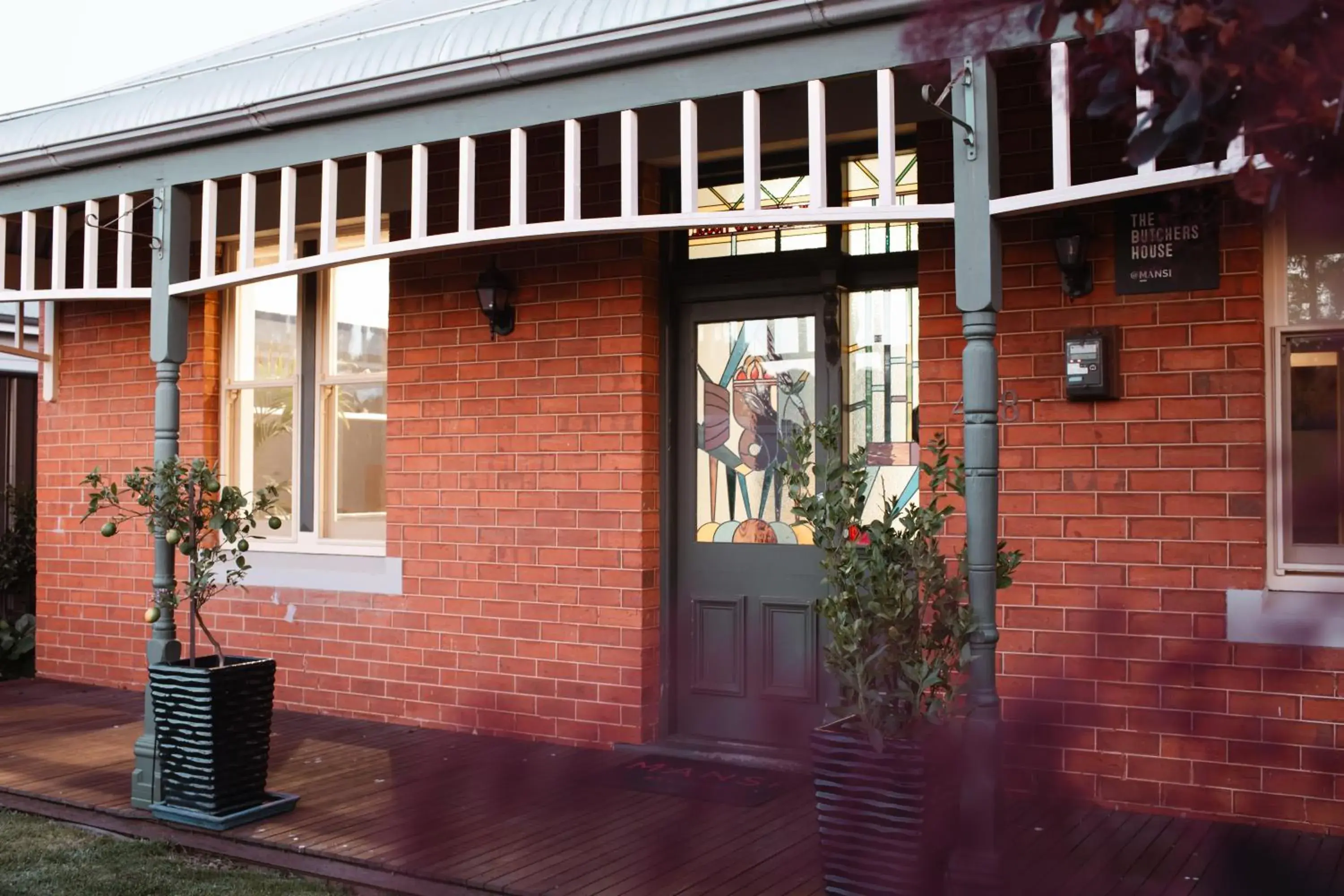 Two-Bedroom Cottage in Mansi on Raymond Two-Bedroom Cottage in Mansi on Raymond