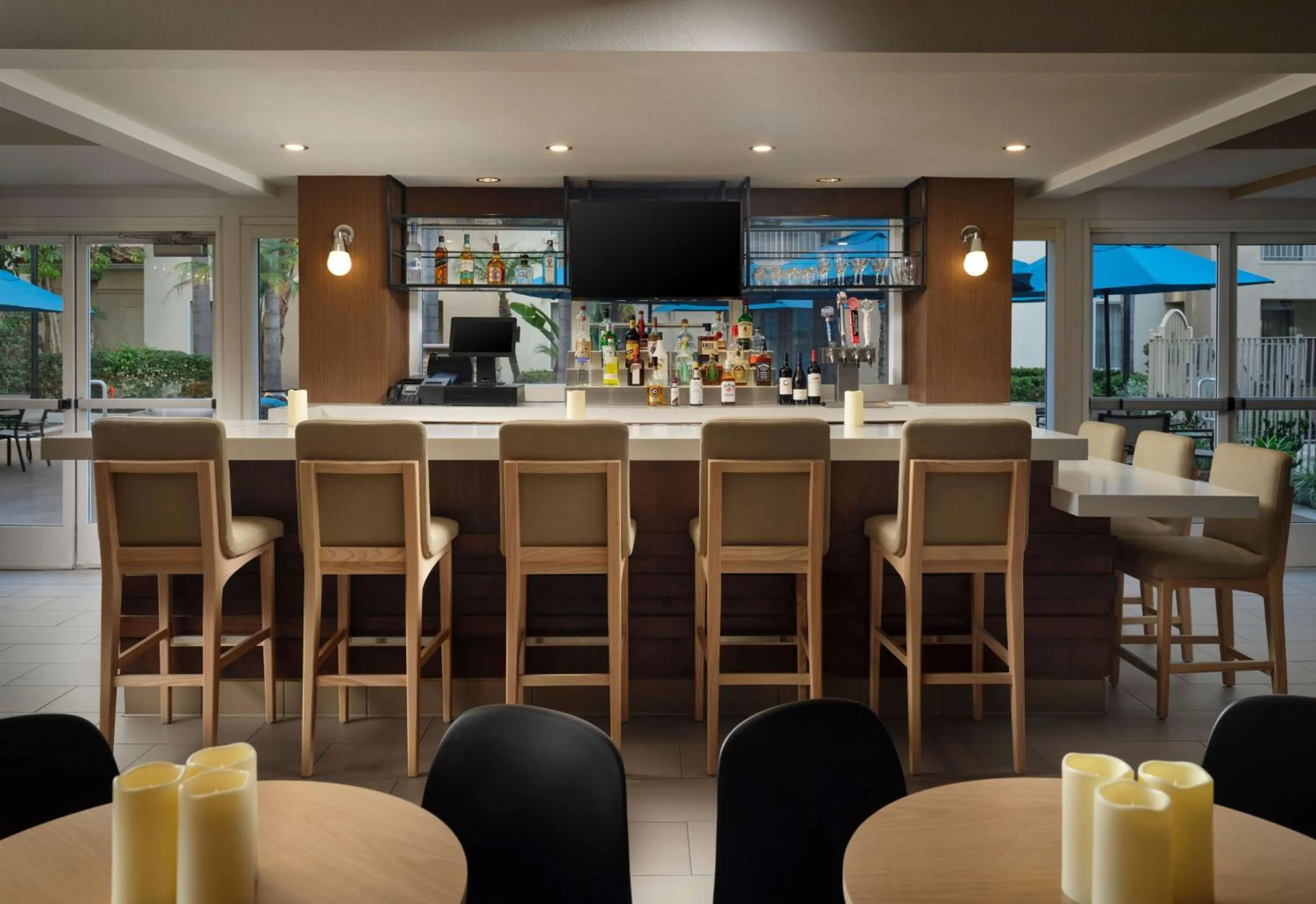 Lounge or bar in Hyatt House San Diego Sorrento Mesa
