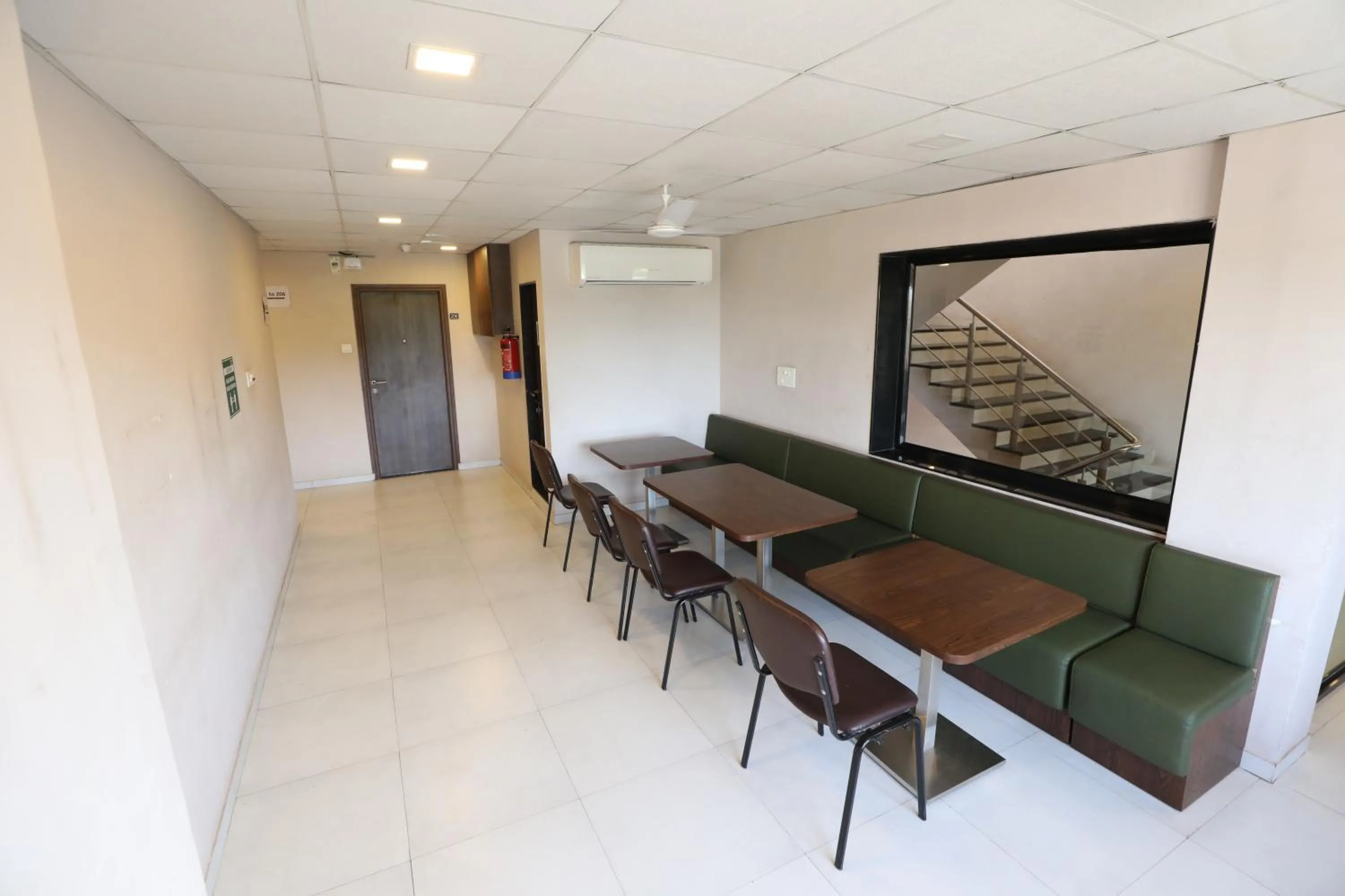 Restaurant/places to eat in Greenotel Rooms Hazira, Surat