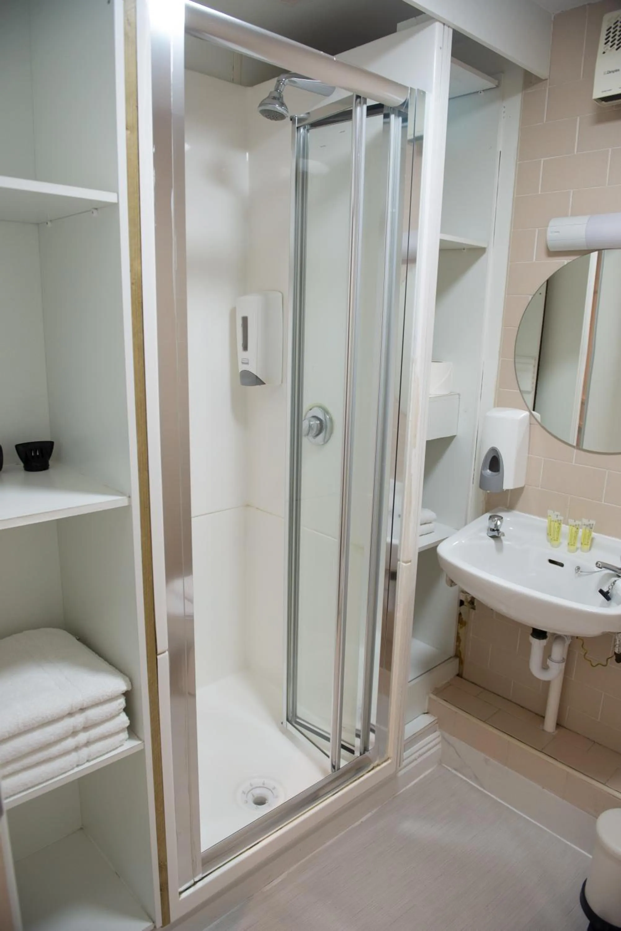 Bathroom in Leevin Studios