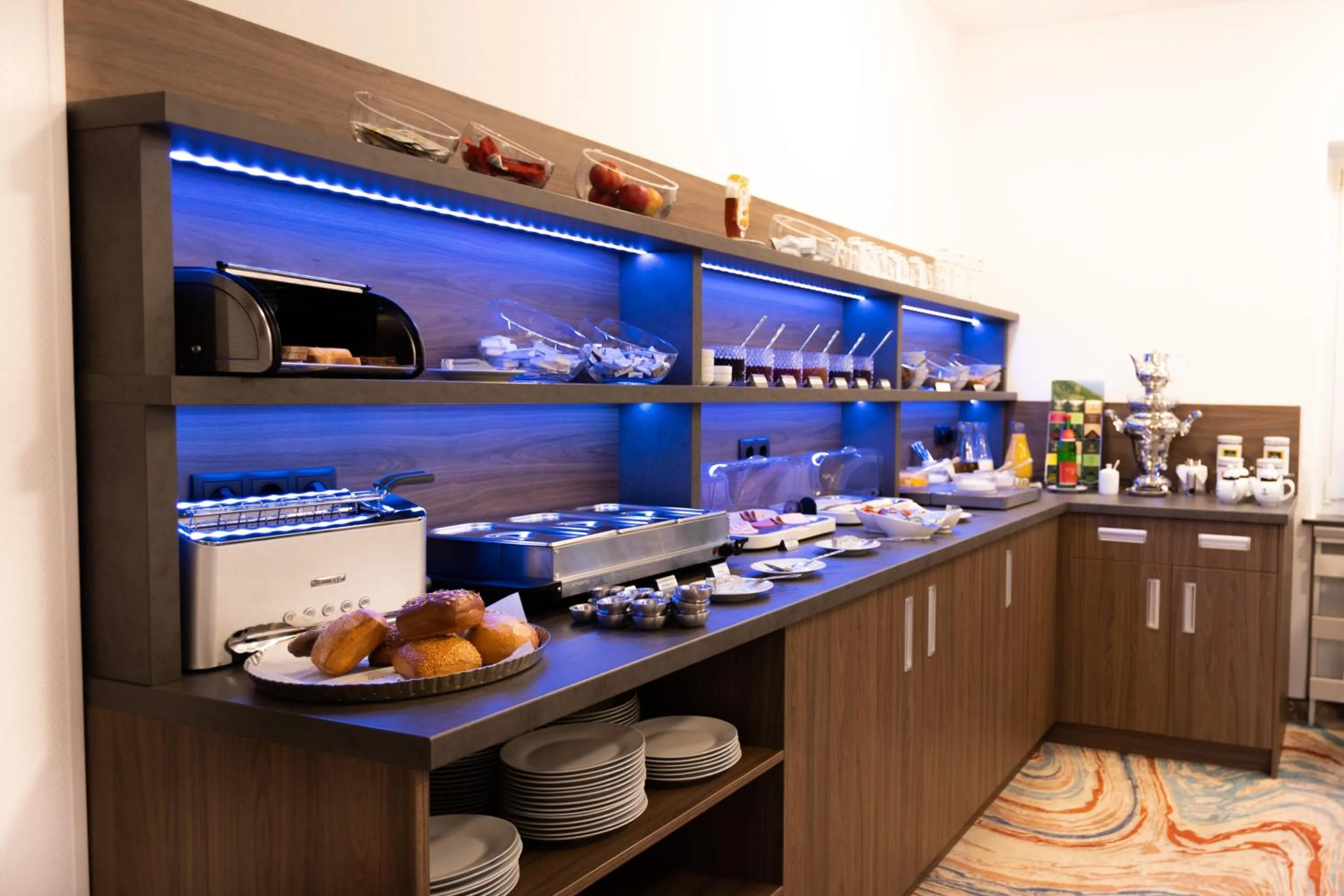 Breakfast in Firzlaff's Hotel