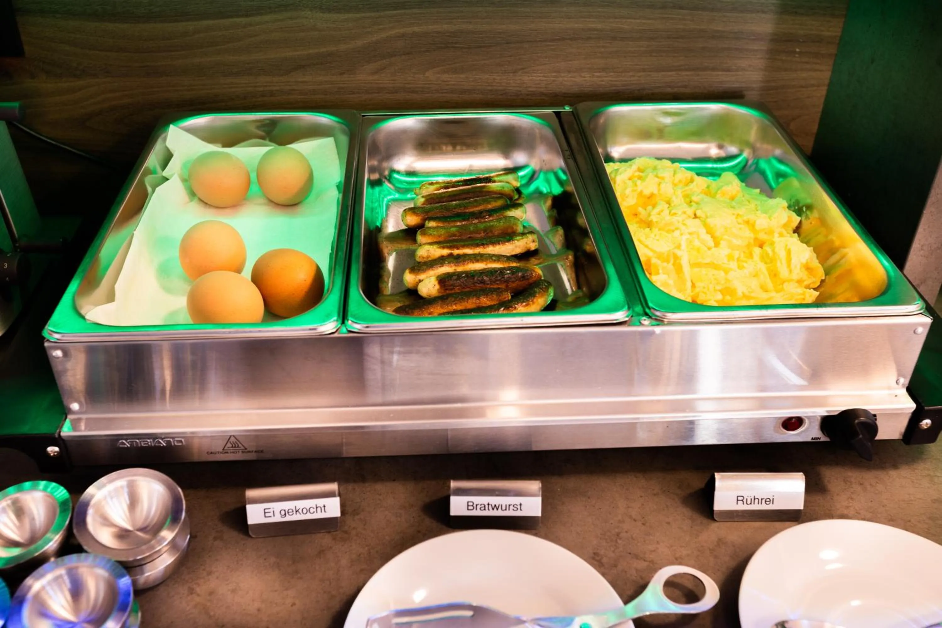 Breakfast in Firzlaff's Hotel