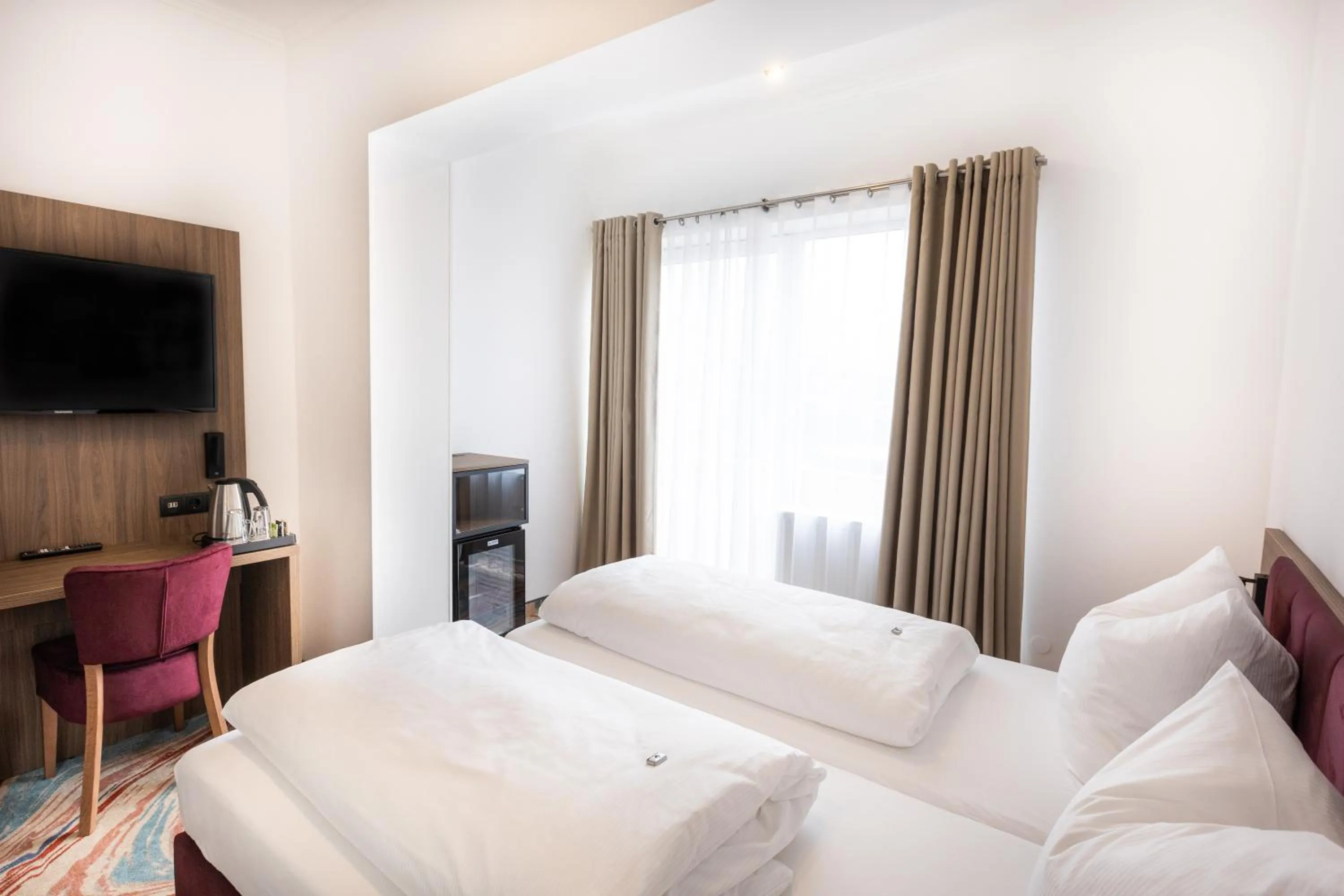 Photo of the whole room, Bed in Firzlaff's Hotel