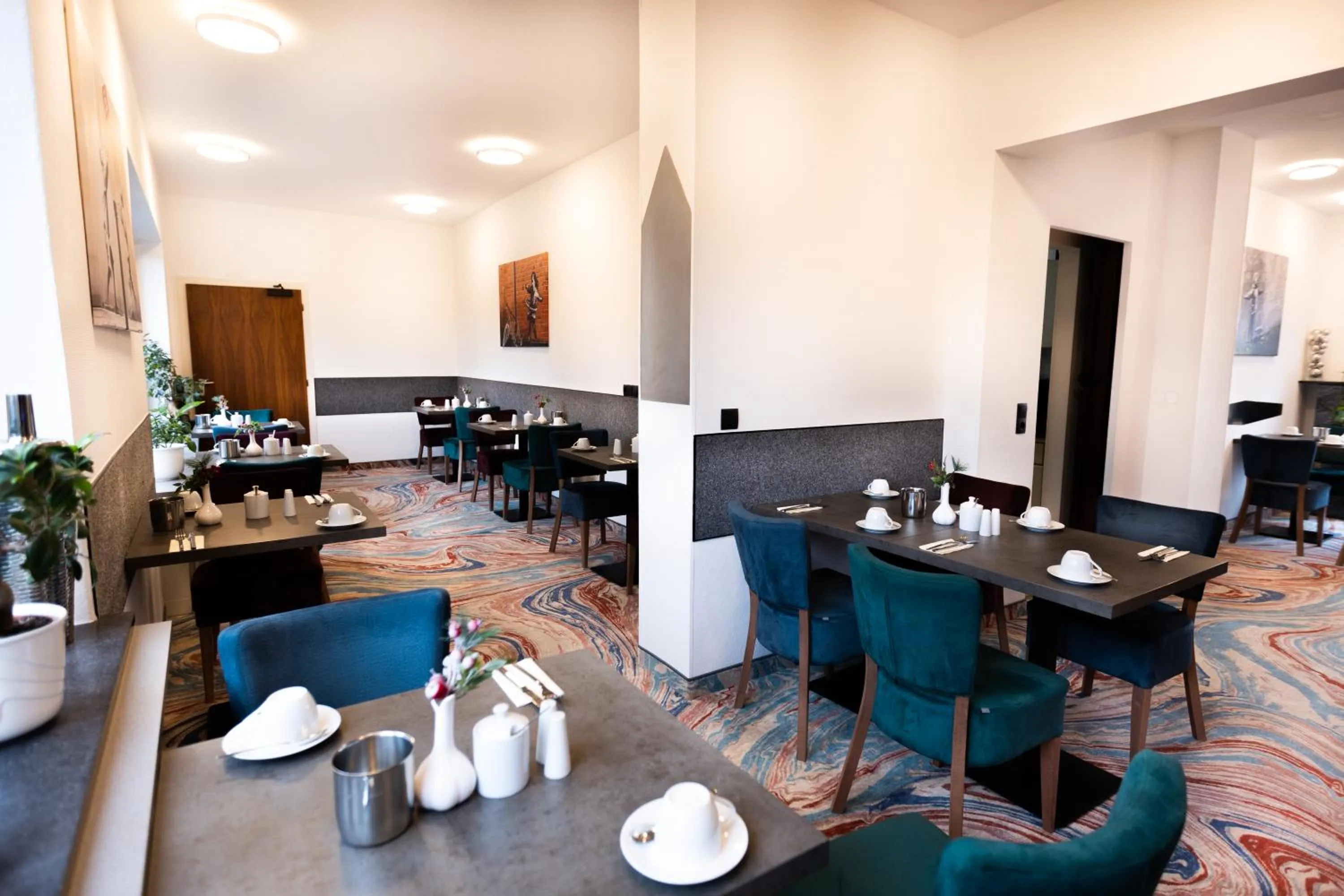 Breakfast in Firzlaff's Hotel